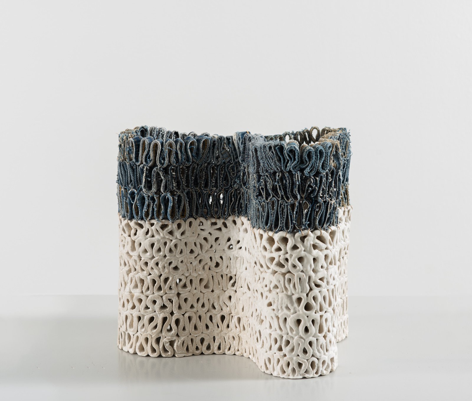 Mimi Swang   Bølge, stor | 2022  Stoneware and textile  Photo: Thomas Tveter 
