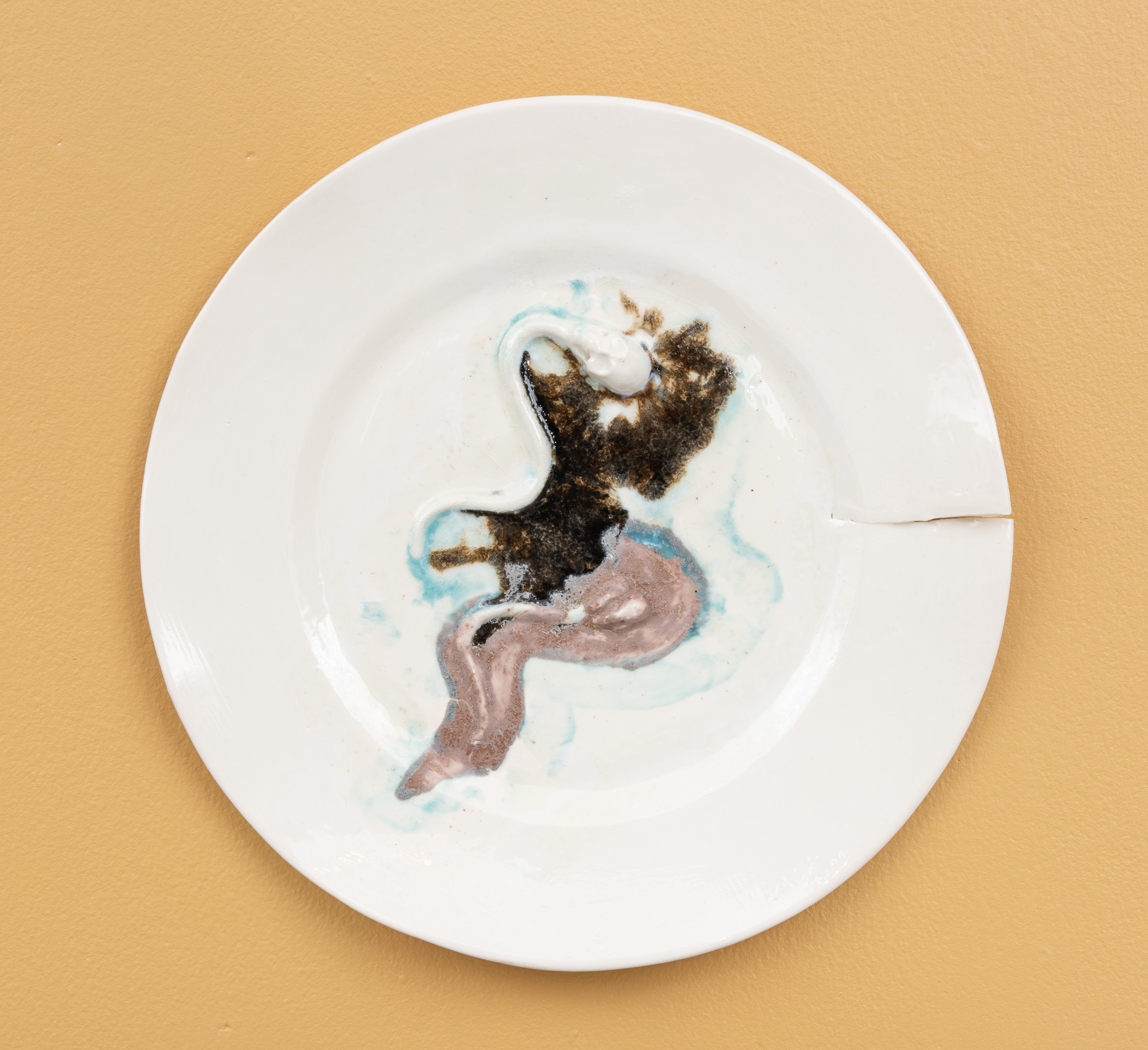  Why do Europeans put plates on their walls? V | 2022  Porcelain, glazes, porcelain decals and tissue paper, press molding. 35x35x3cm  Photo: Thomas Tveter 