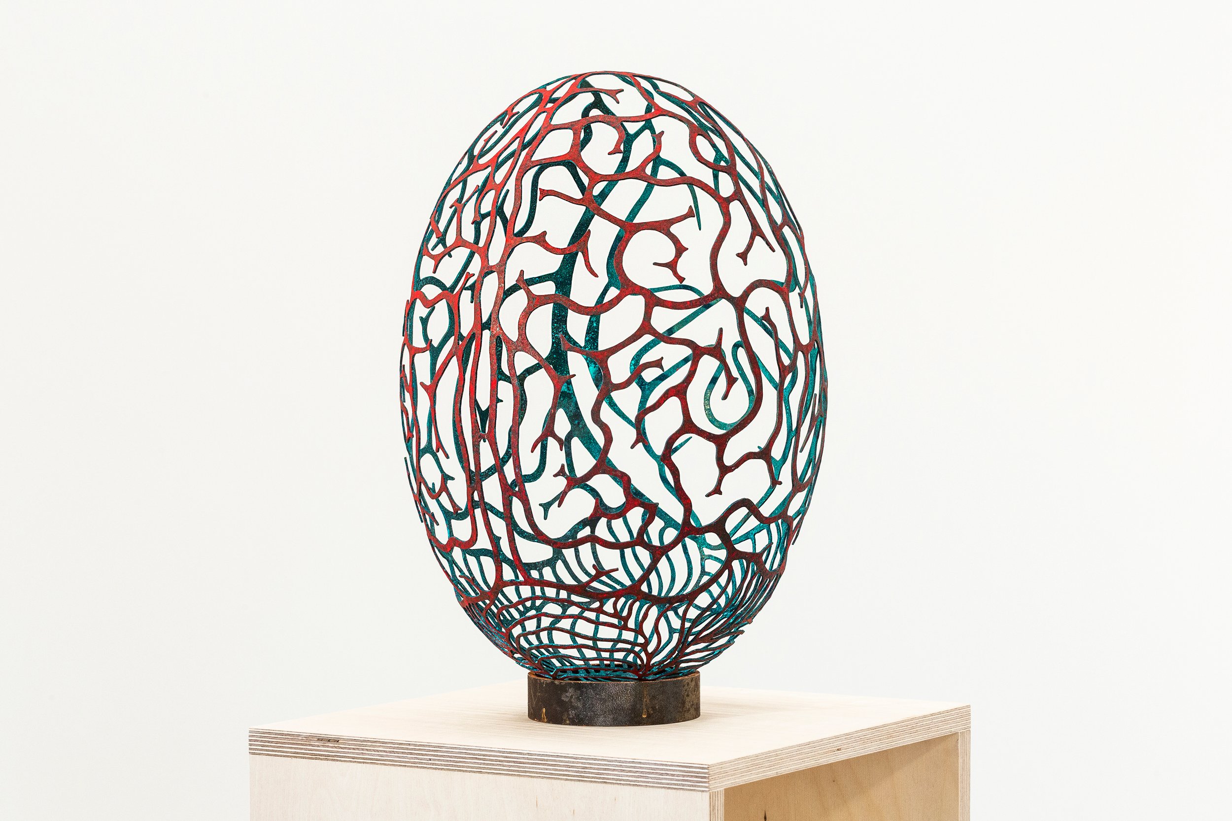 Aron_Li_Egg,rød-blå_42x30x30cm_kobber:vannskåret,smidd,loddet, patinert,malt_foto_Aliona Pazdniakova.jpg