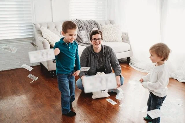 What I would give to be throwing money around right now. ⠀⠀⠀⠀⠀⠀⠀⠀⠀
😂⠀⠀⠀⠀⠀⠀⠀⠀⠀
Chelsea built her brand on teaching and empowering mamas about money so it made perfect sense to include her boys in the photo. If you haven't checked her Instagram out yo