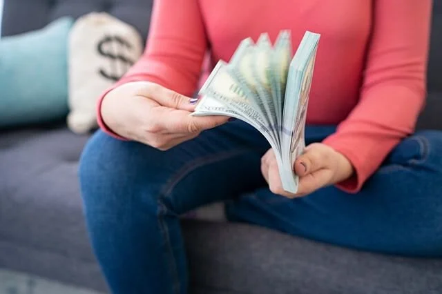 During this time of craziness in hoarding toilet paper and anxiety with money. What are you doing to keep sane and productive? Chelsea from @smartmoneymamas has built a business on teaching mamas about investing, finances and budgeting. If you don't 