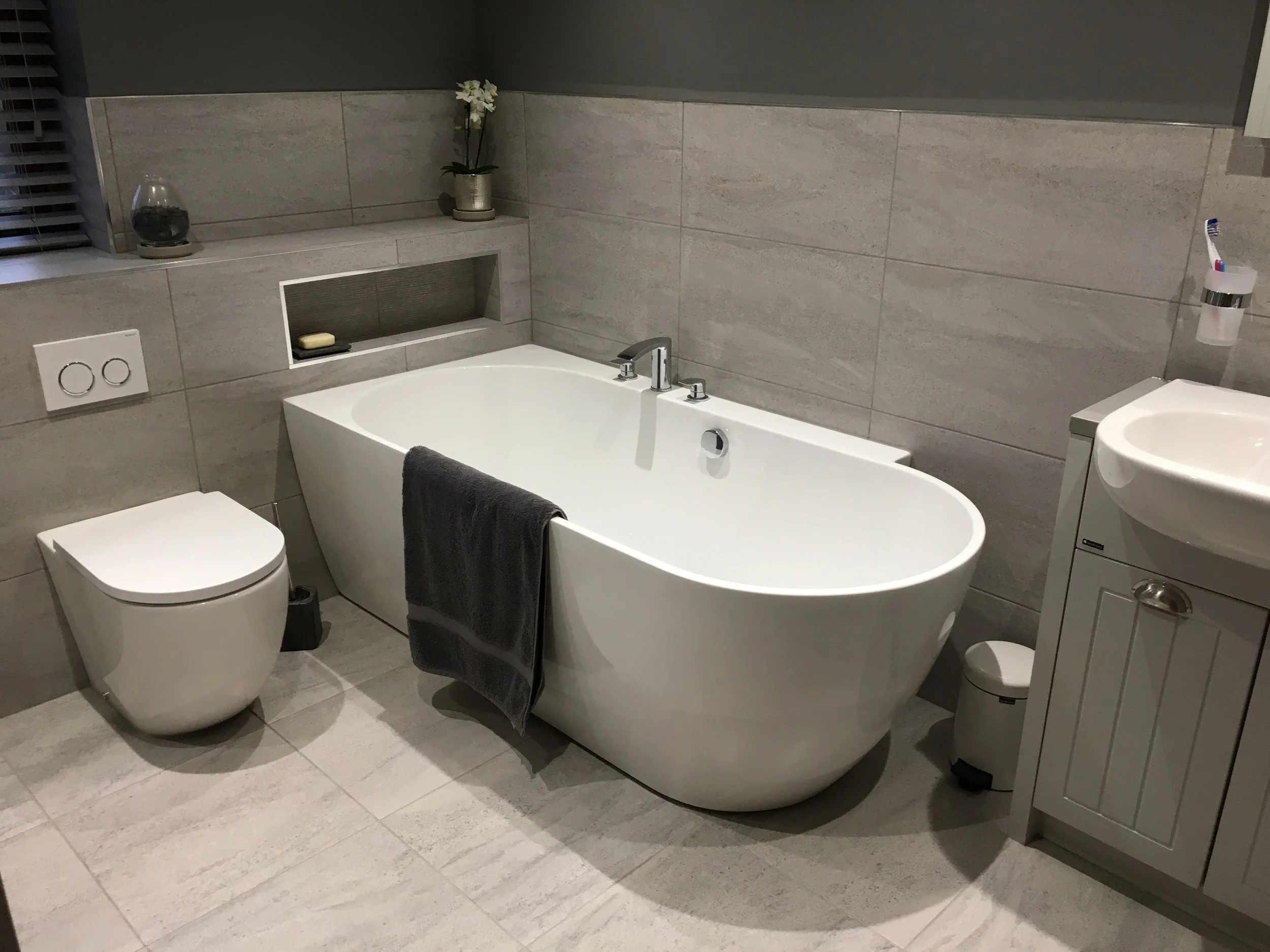 Rounded edges in a bathroom