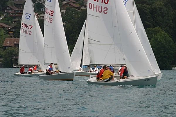 ST-19: Als Haussegelmacher der Segelschule Hilterfingen können wir unsere Verarbeitung intensiv testen. Deshalb können wir drei Jahre Garantie auf Schnitt und Verarbeitung geben.