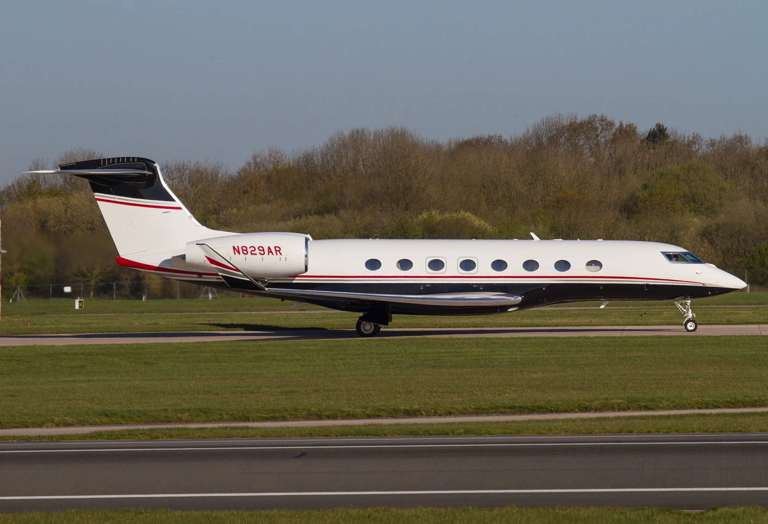 A beautiful shot of a beautiful aircraft from Steve Ashworth - Gulfstream 650 N829AR at Manchester on Thursday 11th April.