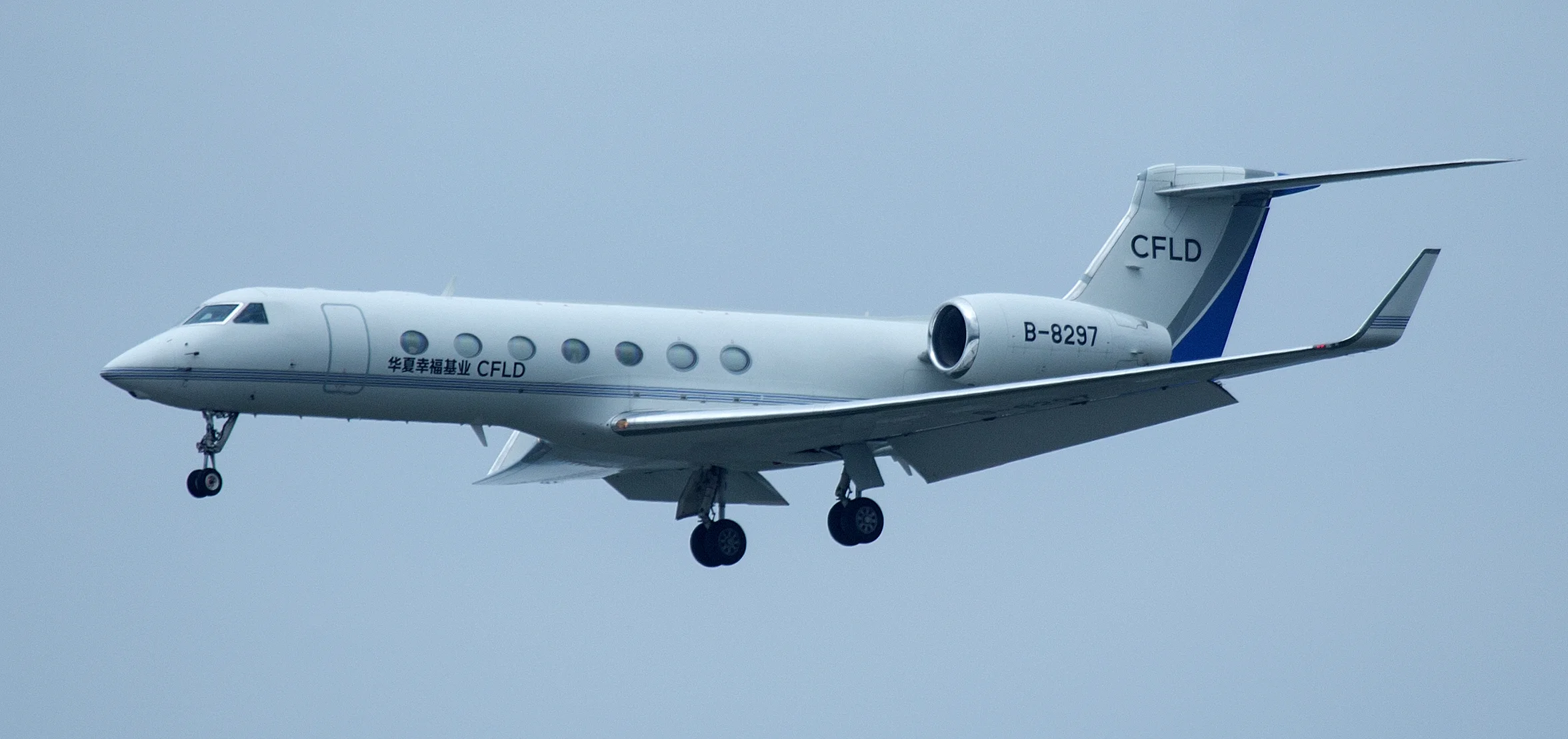 Wednesday 24th April was a good day for Executive Jets mainly due to the Man United v Man City game at Old Trafford in the evening. The pick of the pile was Chinese Gulfstream 550 B-8297 seen arriving on Runway 23 Right: Photo - Peter Hampson.