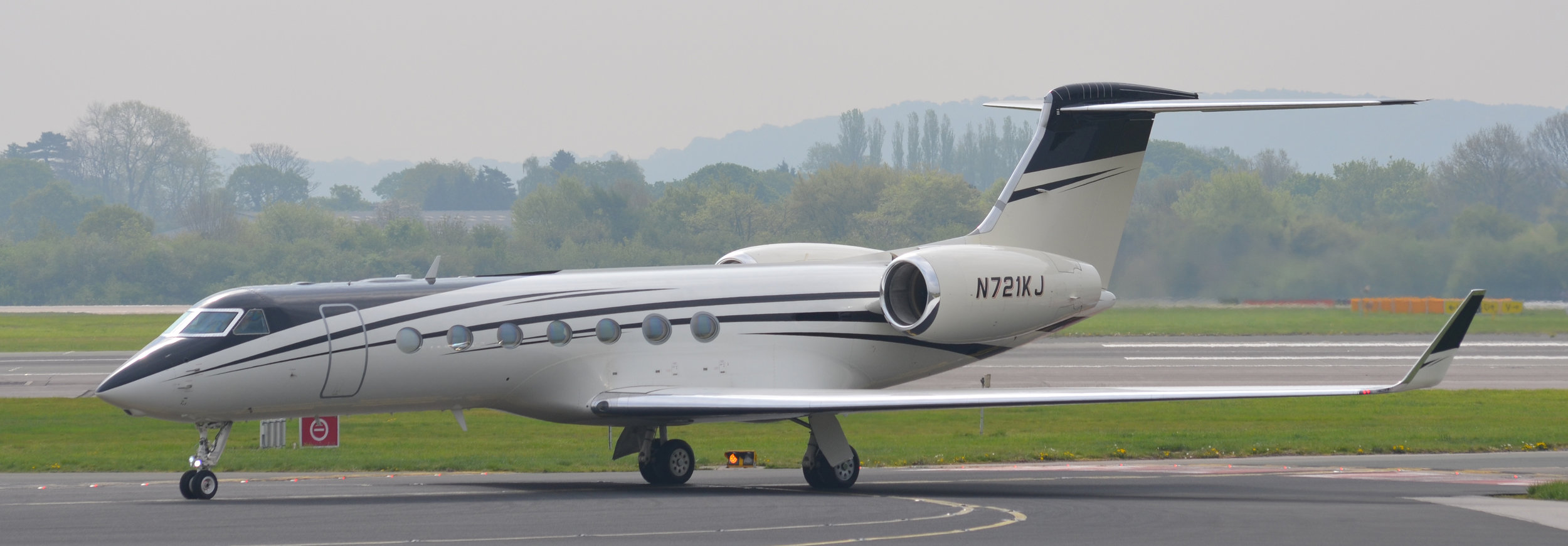 Gulfstream 550 N721KJ was photographed from the RVP mound by Mike Oldham on 24th April.