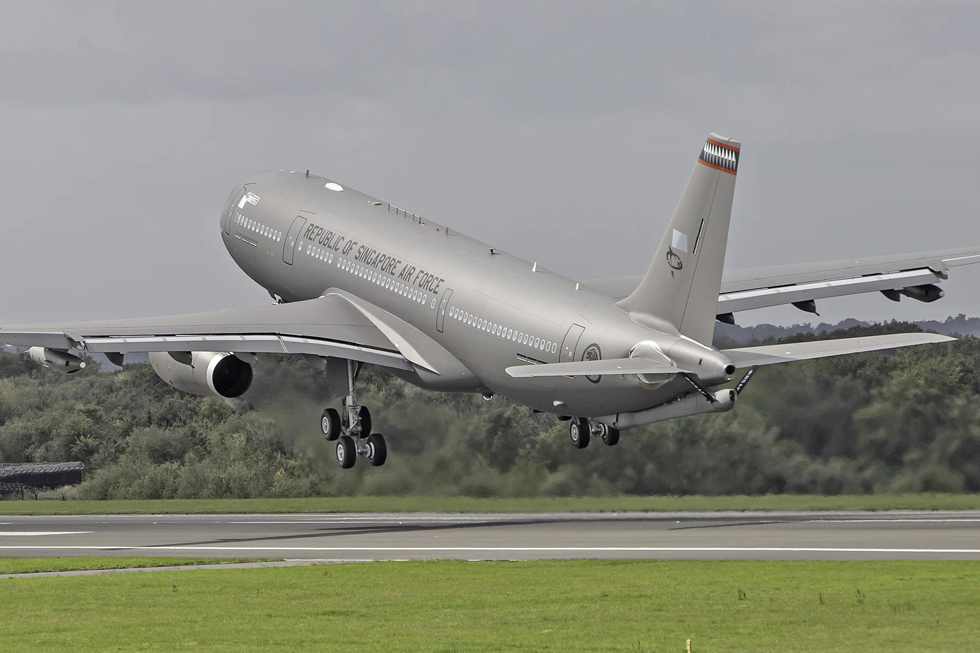 A highly symbolic image from Paul Bailey as the last Singapore Air Force Airbus A330 MRTT “038” departs Manchester on Friday 6th September which is also believed to be the very last movement for the Air Livery paint shop at Manchester.