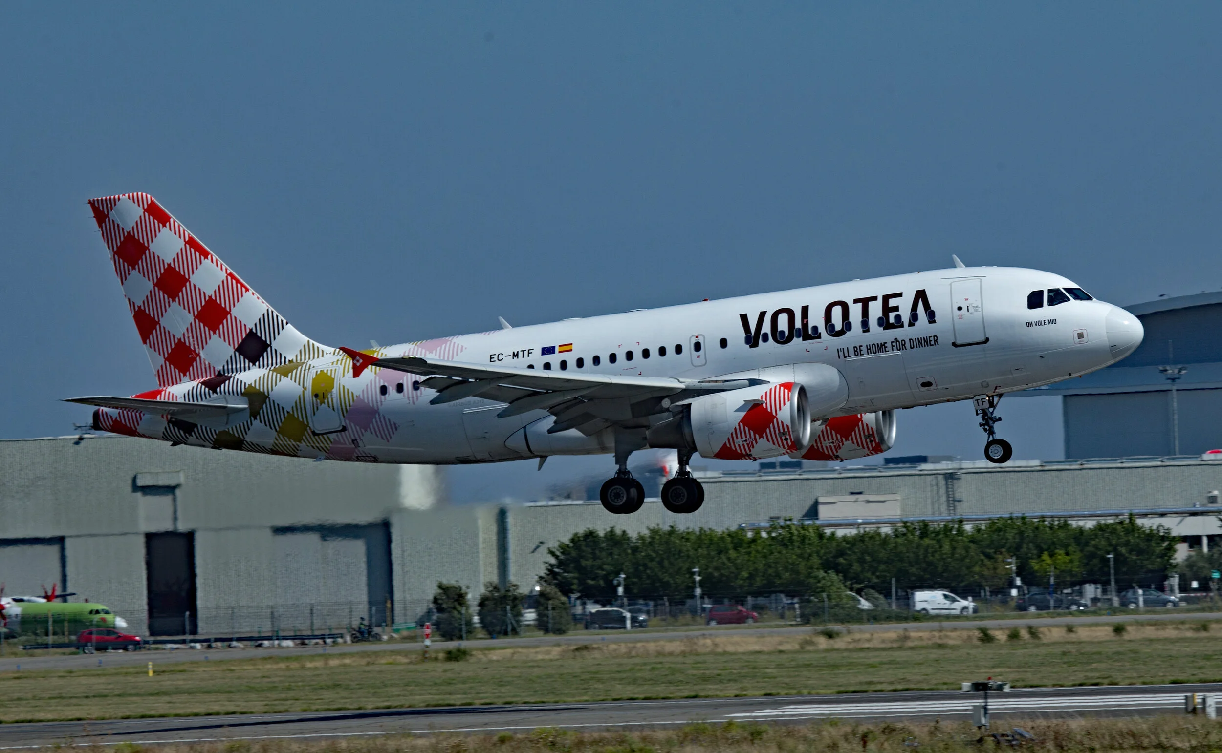 Volotea Airbus A319 EC-MTF on very short finals to Runway 14 Right at Toulouse 20th September 2019. Photo: Peter Hampson.