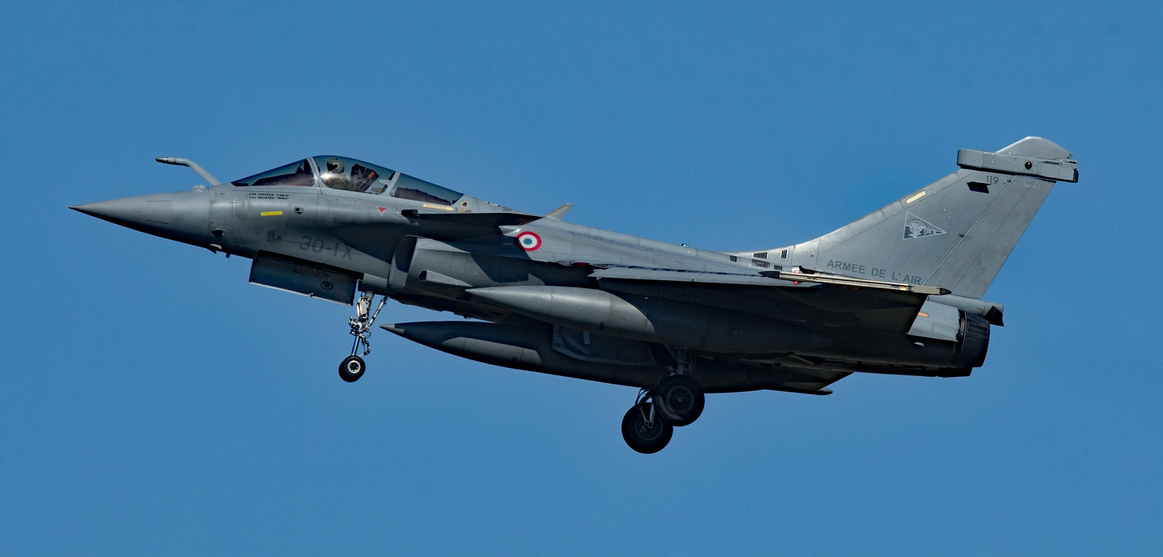 We all like surprises….making an approach and go-around at Toulouse Blagnac during the early evening of 19th September. French Air Force Rafale “119”. Photo: Peter Hampson.