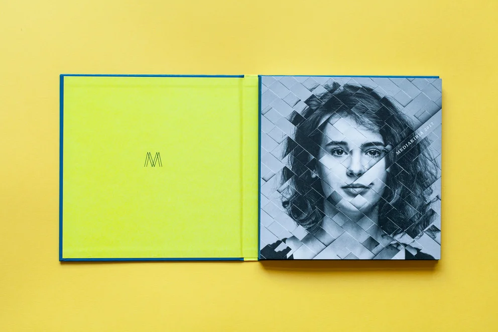  Book’s inner cover 