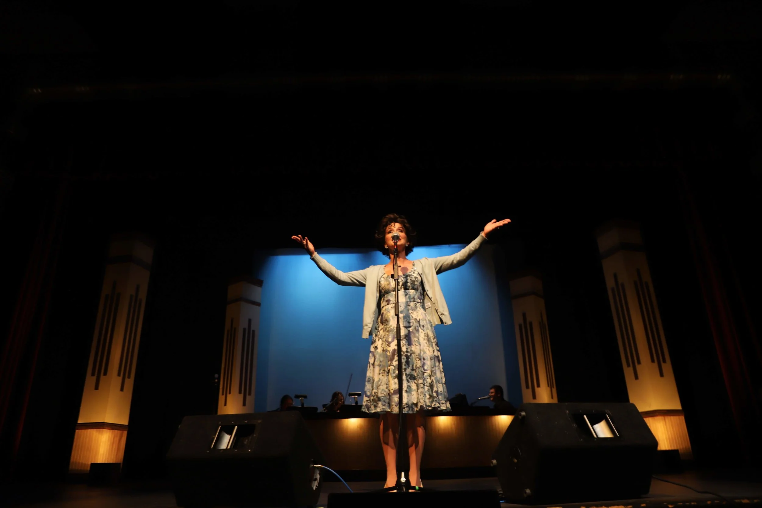 Gina Schuh-Turner as Patsy Cline.