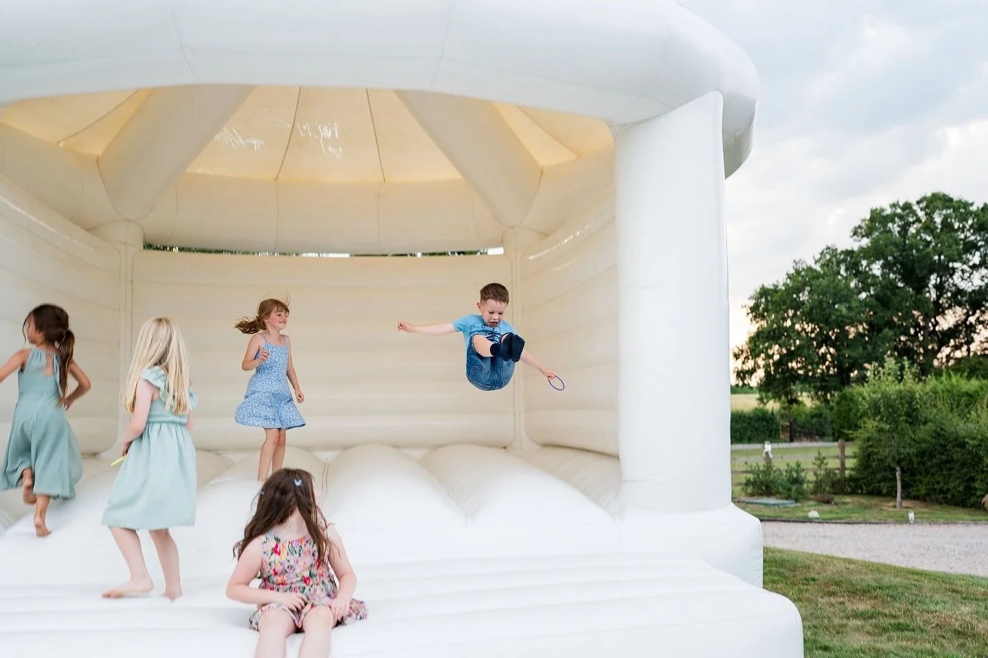 Who needs gravity?
@manorhillhouseweddings @whitecastleeventsltd
&bull;
&bull;
&bull;
#weddingphotography #weddingday #weddingphotographer #weddinginspiration #weddingideas #bridetobe #engaged #weddingphoto #weddingplanning #weddings #engagement #ins