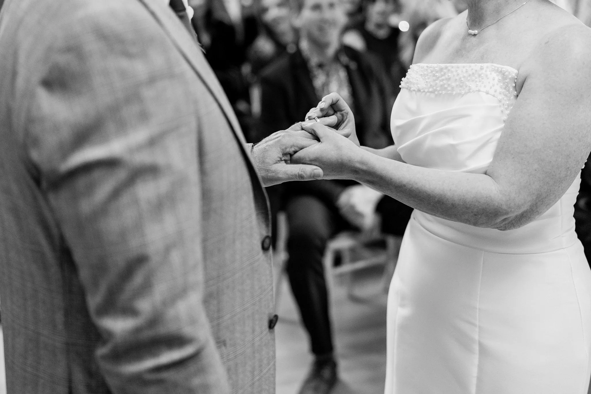 Love the little moments of the wedding in classic black and white 🖤
@oldrectoryhouse 
.
.
.
 #worcestershireweddings #worcestershireweddingphotographer #worcestershireweddingphotography