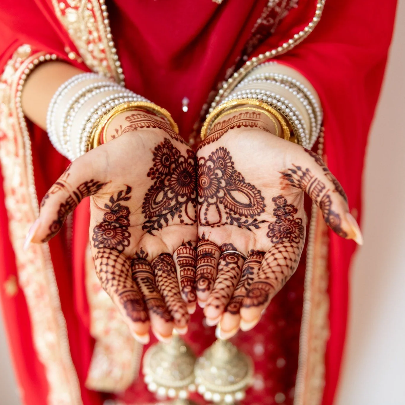 A kaleidoscope of colours, textures, and cultural traditions unfold at an Indian Wedding.
So much to document.
Love it 💕
.
.
.
 #worcestershireweddings #worcestershireweddingphotographer #indianweddingstyle