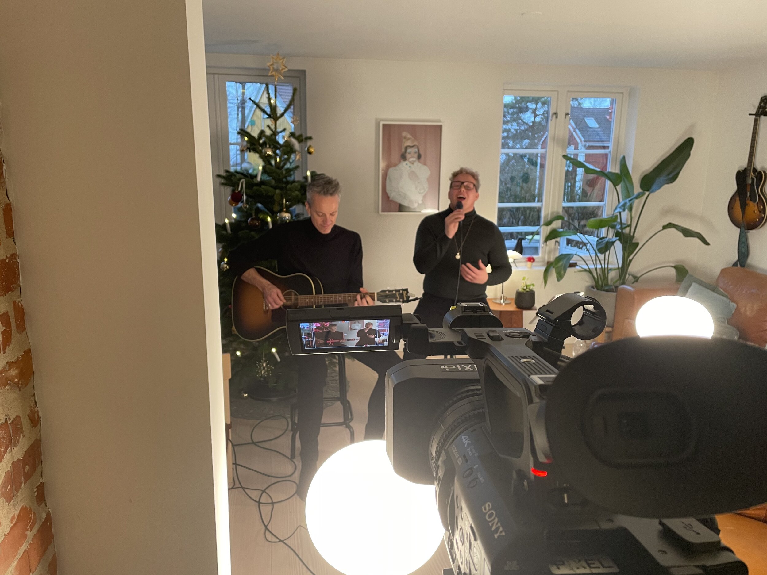 Vokalist og gitarist opptrer