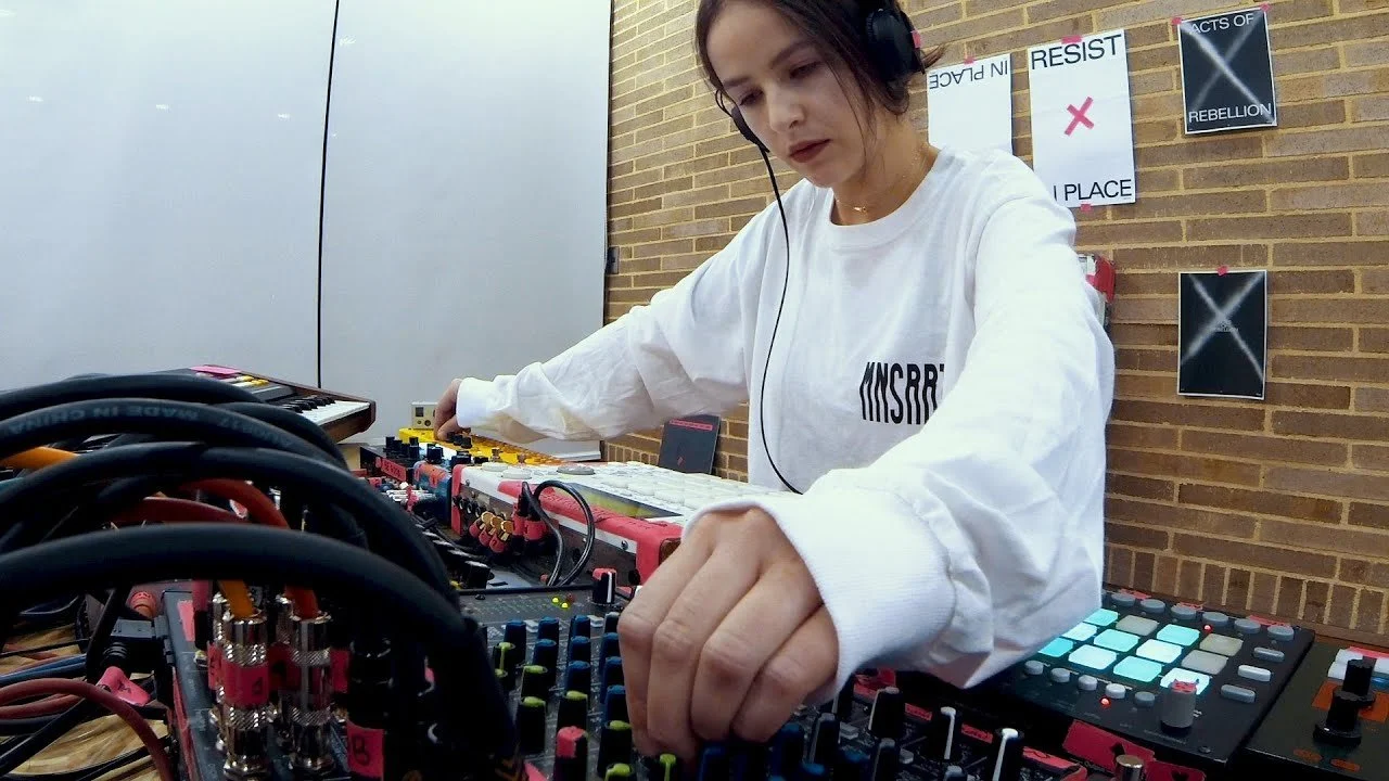 Episode 210: Mujeres in Electronica