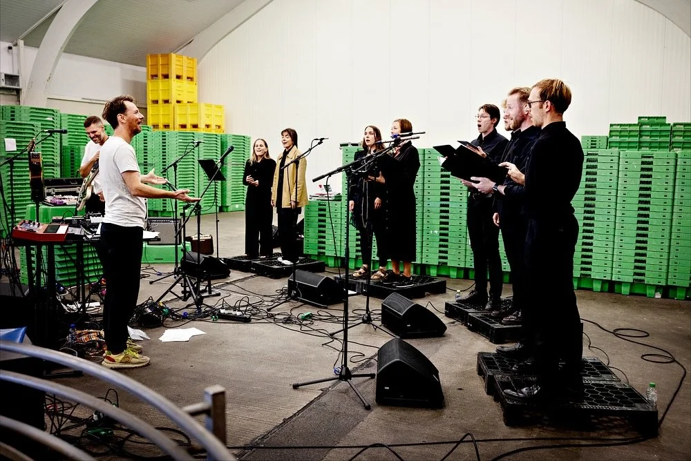 Fantastisk aften: Thorsminde fiskeauktionshal fyldt til bristepunktet til N&aring;r fiskerne synger premiere. 

Vi gl&aelig;der os til at pr&aelig;sentere musikken over hele landet til n&aelig;ste &aring;r.

Projektet var resultat af flere m&aring;ne