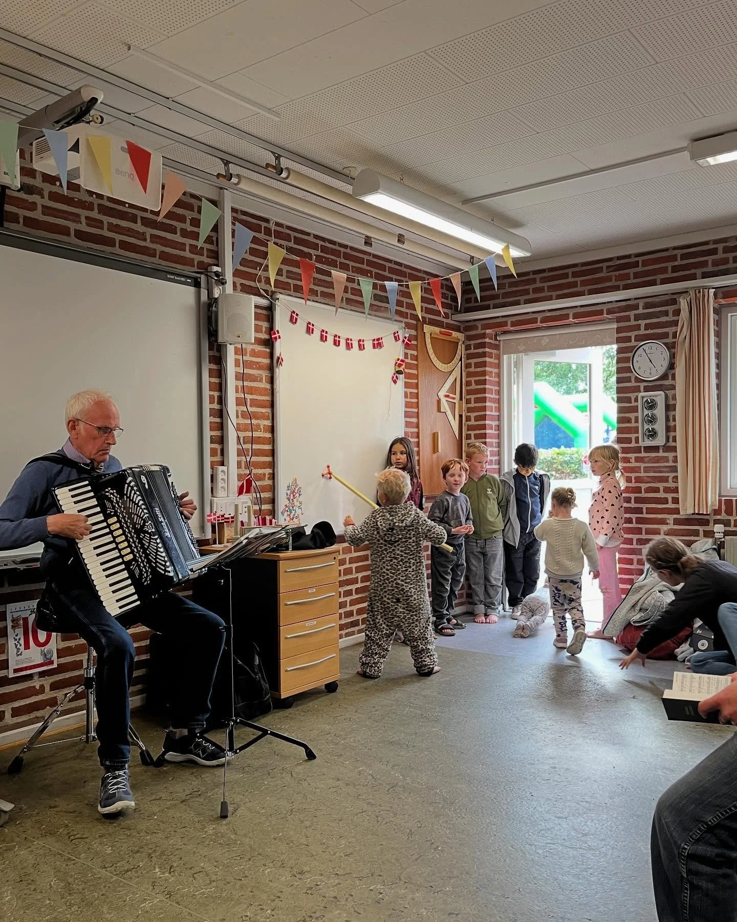 I fredags holdt vi vores &aring;rlige sommerfest p&aring; friskolen 🎉 Sensommervejret viste sig ikke helt fra sin bedste side 🌧️, men alligevel fik vi en sk&oslash;n eftermiddag med hoppeborg 🤸&zwj;♂️, grillmad 🌭, kagebuffet 🍰 og f&aelig;llessan