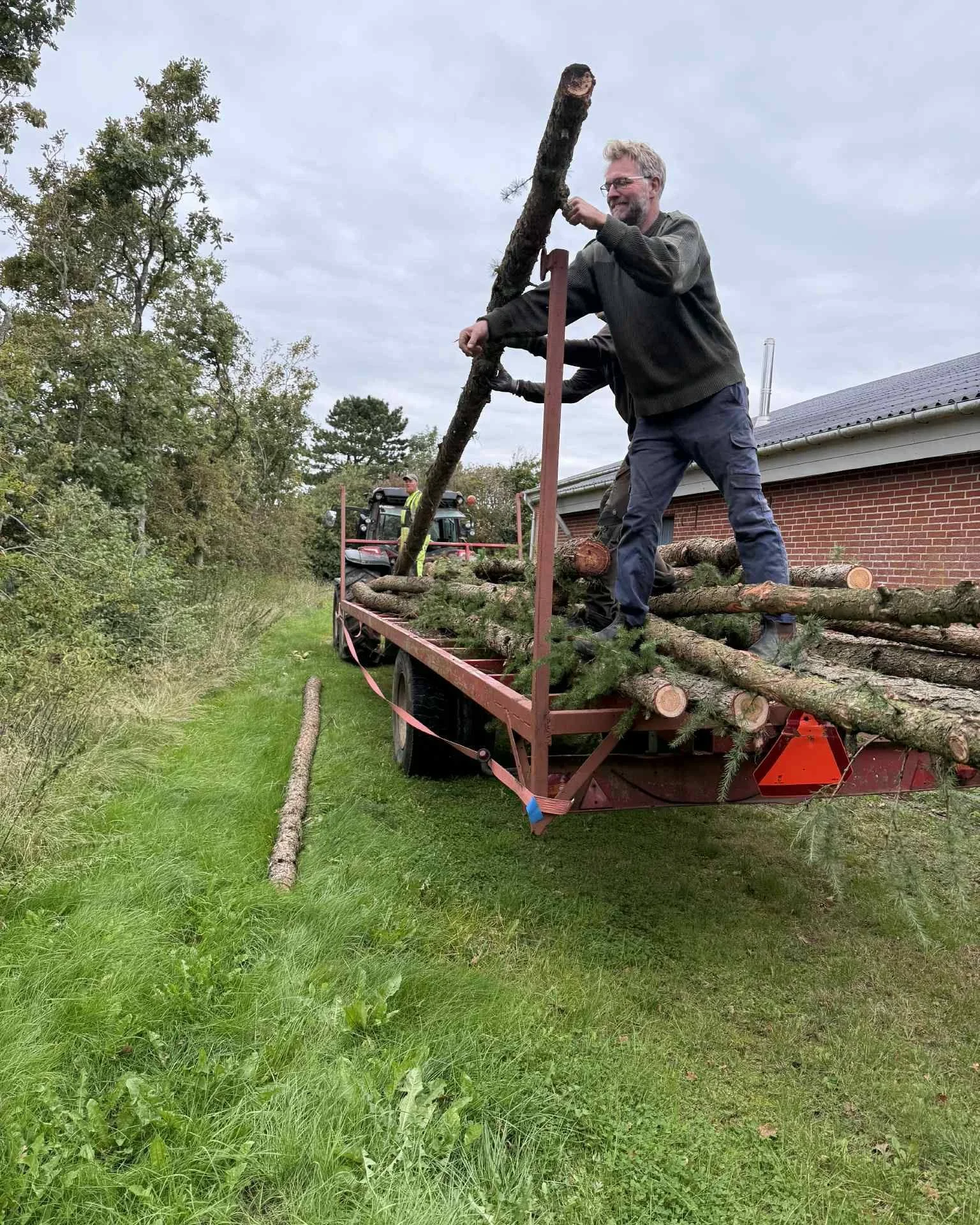 🌳 I g&aring;r var et hold for&aelig;ldre og borgere i gang i Kjelst Plantage, hvor de f&aelig;ldede tr&aelig;er, som p&aring; l&oslash;rdag skal bruges til at lave nye kantafsk&aelig;rmninger p&aring; legepladserne.

👉 TAK til Billum Kl&aelig;gfl&a