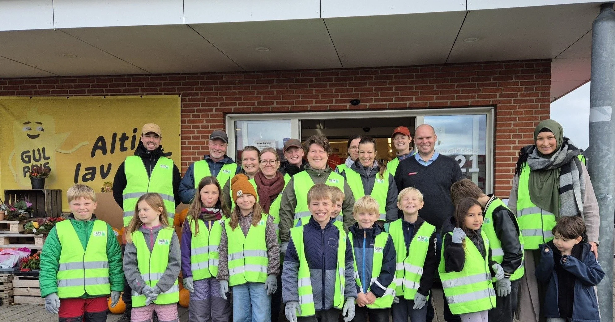 🌿♻️ AFFALDSINDSAMLING MED REN NATUR ♻️🌿

I efter&aring;rsferien har en gruppe b&oslash;rn og voksne fra Billum Frib&oslash;rneby v&aelig;ret p&aring; tur med affaldsposerne i h&aring;nden. Sammen med @rennaturhdr Ren Natur har vi samlet skrald op &