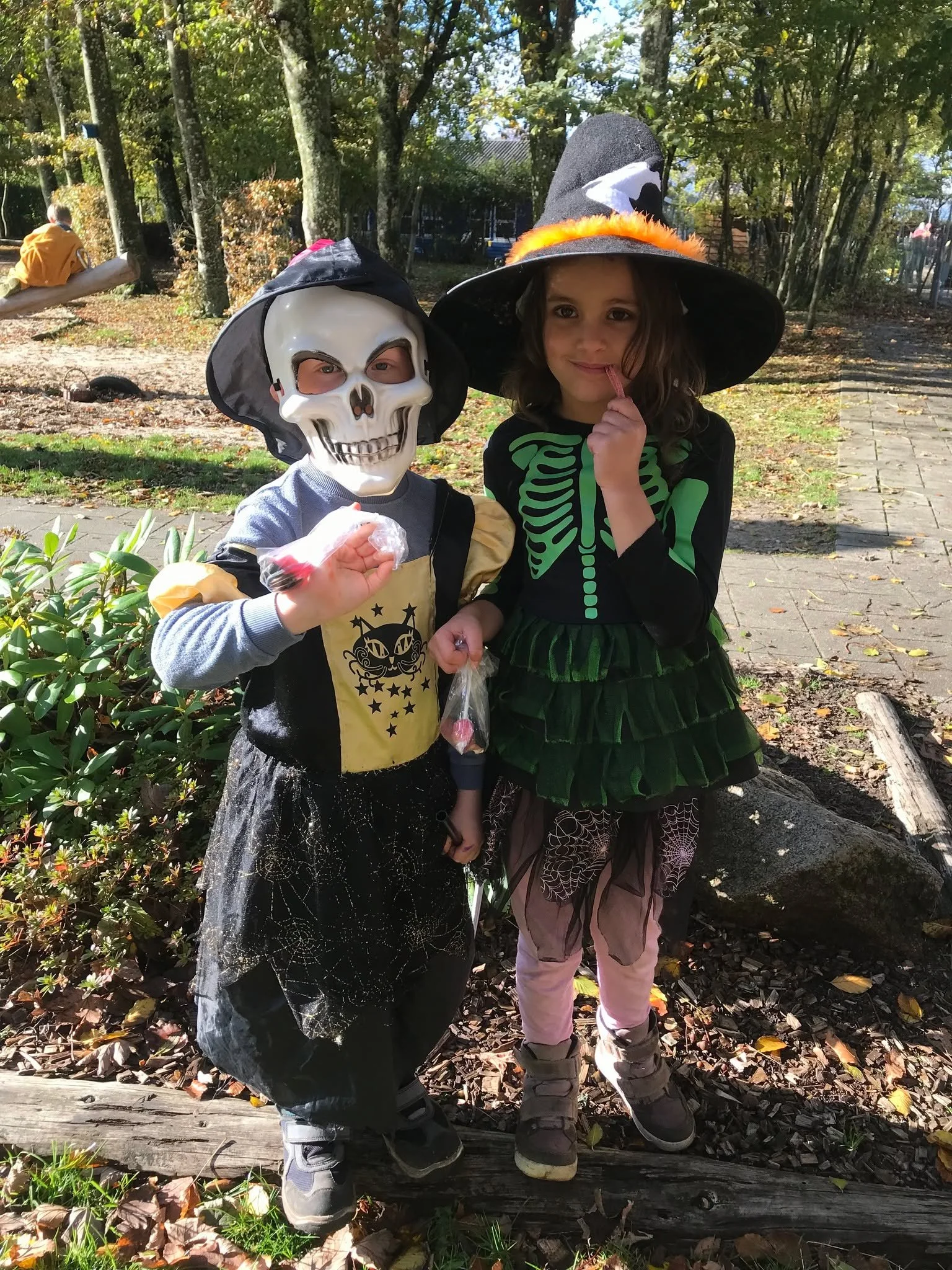 🎃👻 UHYGGE i Billum FriSFO! 👻🎃

Vi har holdt halloweenfest i dag, og sikke en (u)hyggelig eftermiddag det blev!

Vi fik uventet bes&oslash;g af en b&oslash;rnelokker der delte slikposer ud (b&oslash;rnene mente, det lignede vores skoleleder 😱) 🍬