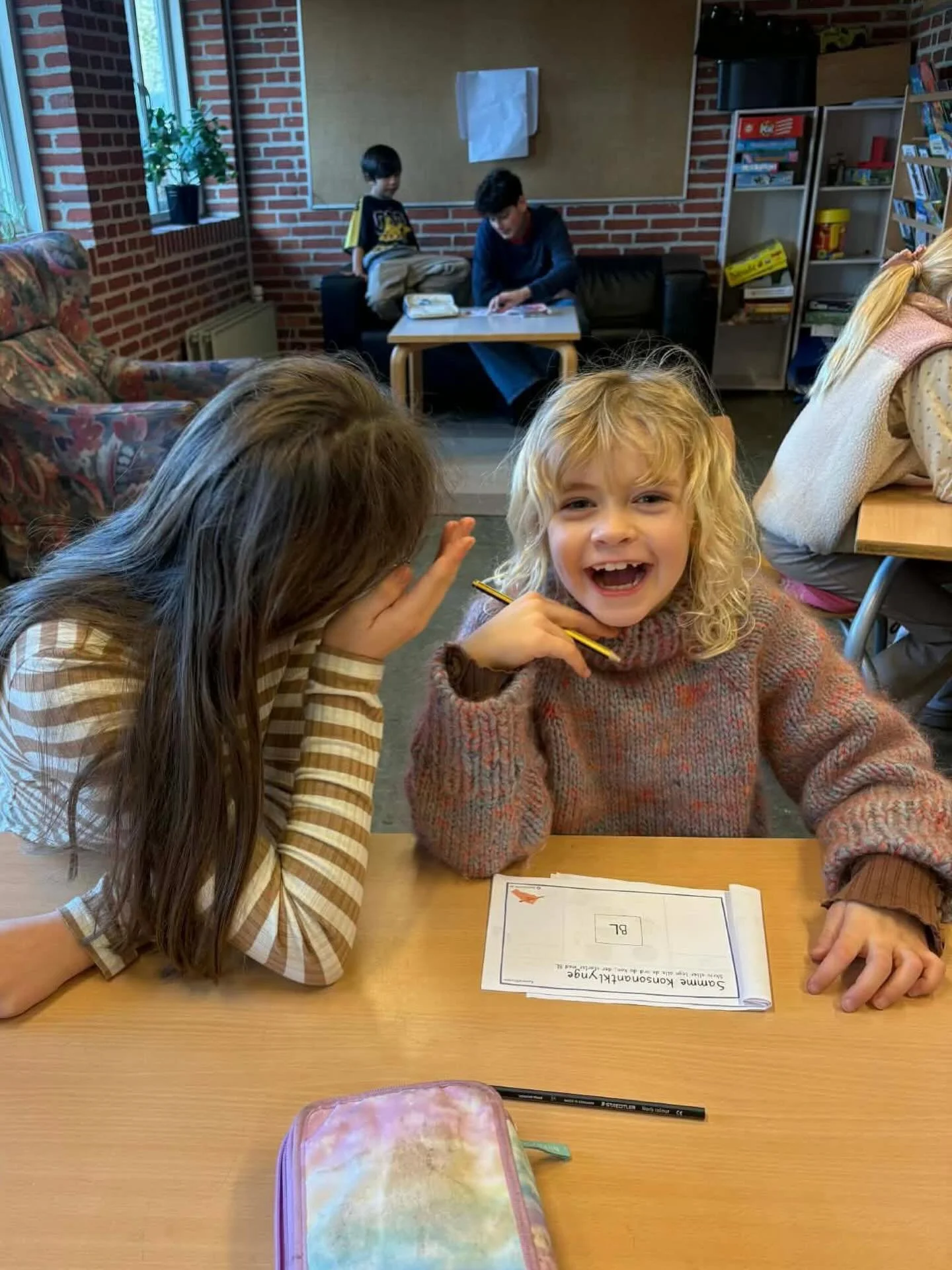 📸✨ Glimt fra hverdagen p&aring; Billum Friskole ✨📸

I onsdags m&oslash;dtes store og sm&aring; om bogstaverne, da 7. og 8. klasse havde time med 1. klasse 🤩

De &aelig;ldste elever l&aelig;rte de yngste om konsonantklynger &ndash; og 1. klasse l&a