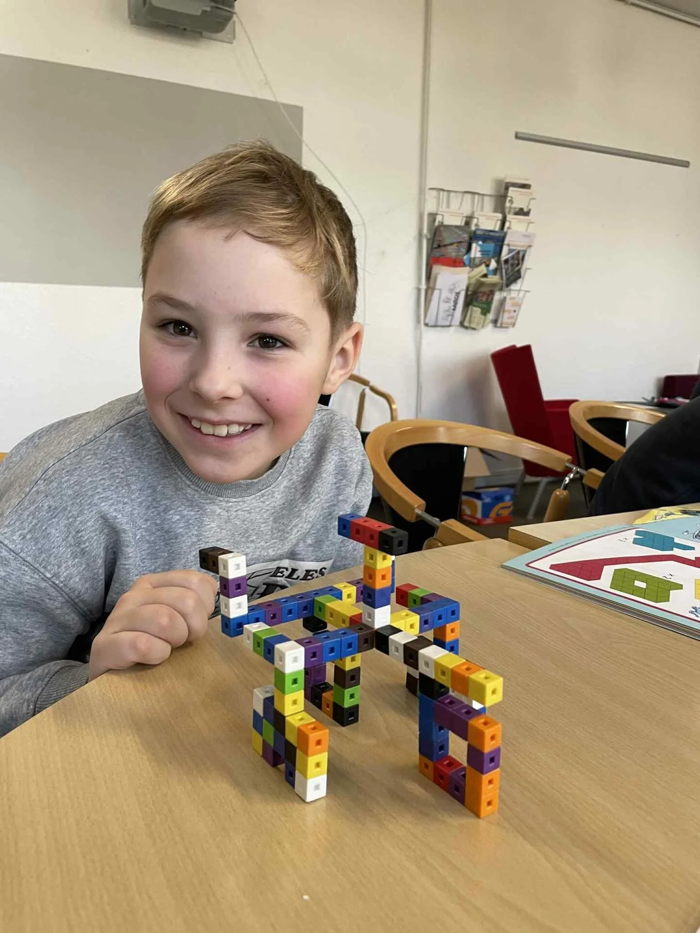 🧠📐 T&aelig;nk og byg i 2. klasse 🧱✨

I 2. klasse har vi arbejdet med matematikforl&oslash;bet T&aelig;nk og byg &ndash; og det har virkelig sat b&aring;de hoveder og h&aelig;nder i gang.

I morges havde vi &aring;ben morgensamling &ndash; tak til 