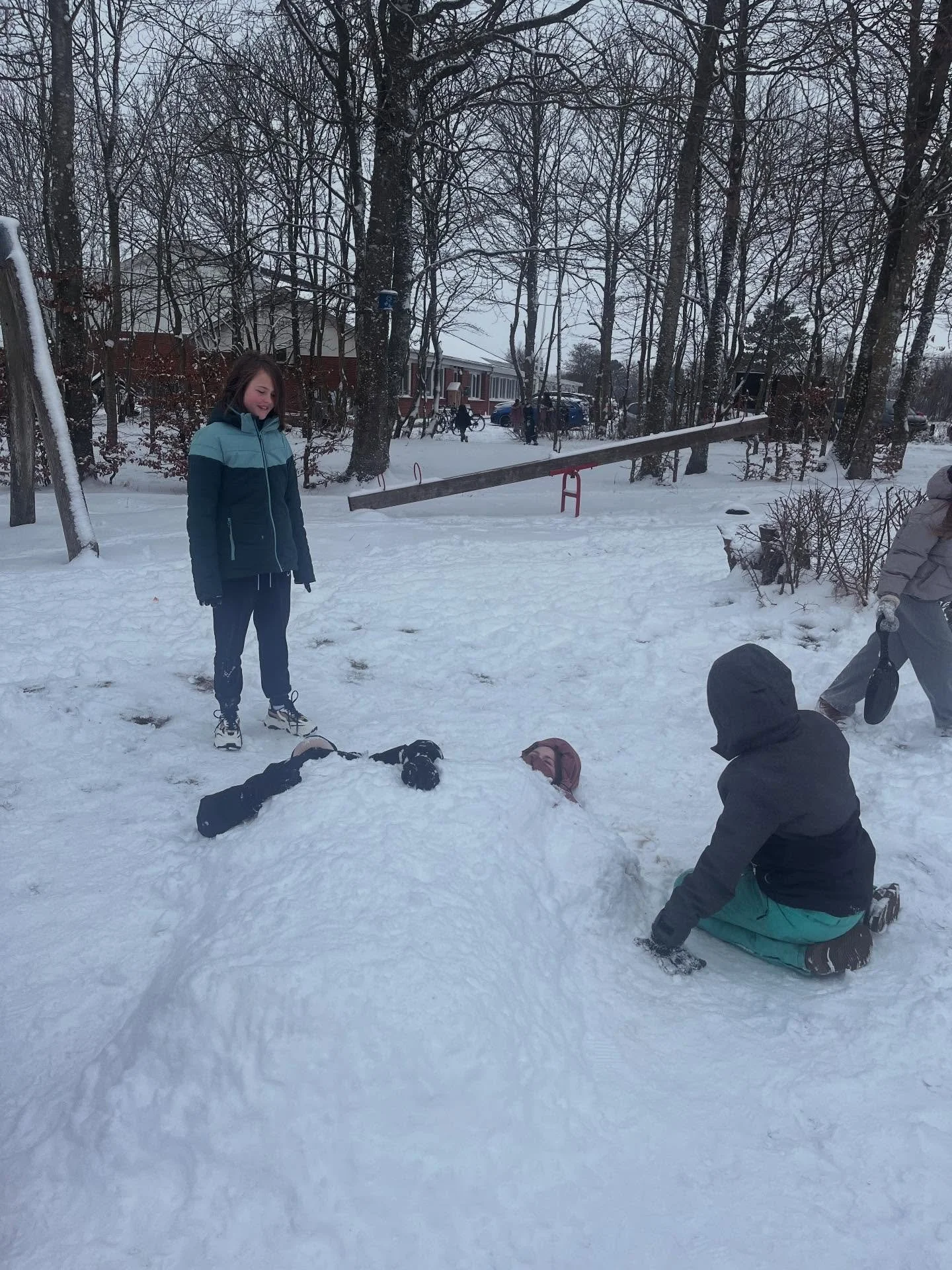 Hvis der er nogen der mangler et barn i eftermiddag, kan han/hun graves op i haven ved siden af gyngestativet 👍⛄️🪏