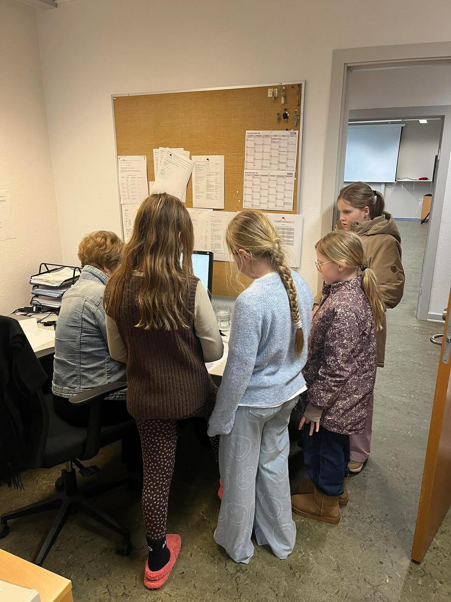 N&aring;r man er sekret&aelig;r p&aring; Billum Friskole, ved man aldrig helt, hvad dagen bringer&hellip; 🤷🏻&zwj;♀️

Det ene minut bogf&oslash;rer Lene.

Det n&aelig;ste hj&aelig;lper hun en 1-klasses elev med at f&aring; en splint ud.

N&aelig;ste