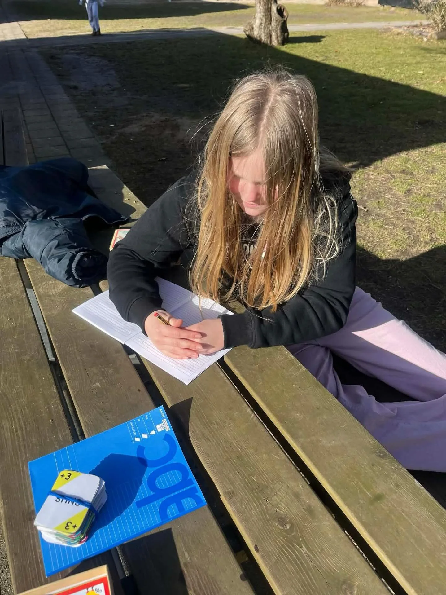 Hentediktat i 2. klasse i for&aring;rssolen 🌞

I dag rykkede danskundervisningen udenfor. Eleverne arbejdede med hentediktat, hvor de skulle l&oslash;be hen og l&aelig;se, huske og l&oslash;be tilbage for at skrive det ned. Det kr&aelig;ver alts&ari