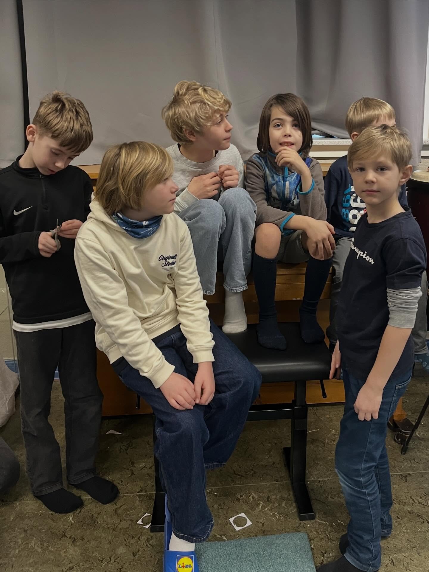 💥🦸&zwj;♀️ Superkr&aelig;fter til morgensamling

Til morgensamling har vi i denne uge arbejdet med med superkr&aelig;fter. B&oslash;rnene har klippet et billede ud af sig selv ✂️ og h&aelig;ngt det op under den superkraft, de selv mener, de har.
Det