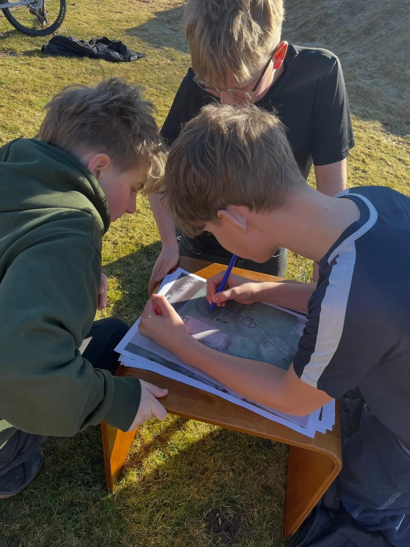 🌱☀️ For&aring;rsstemning p&aring; Billum Friskole ☀️🌱

For&aring;ret kan virkelig m&aelig;rkes p&aring; skolen i disse dage, og det betyder masser af liv og aktivitet udenfor. Der er gang i mange sm&aring; og store g&oslash;r-det-selv-projekter, hv