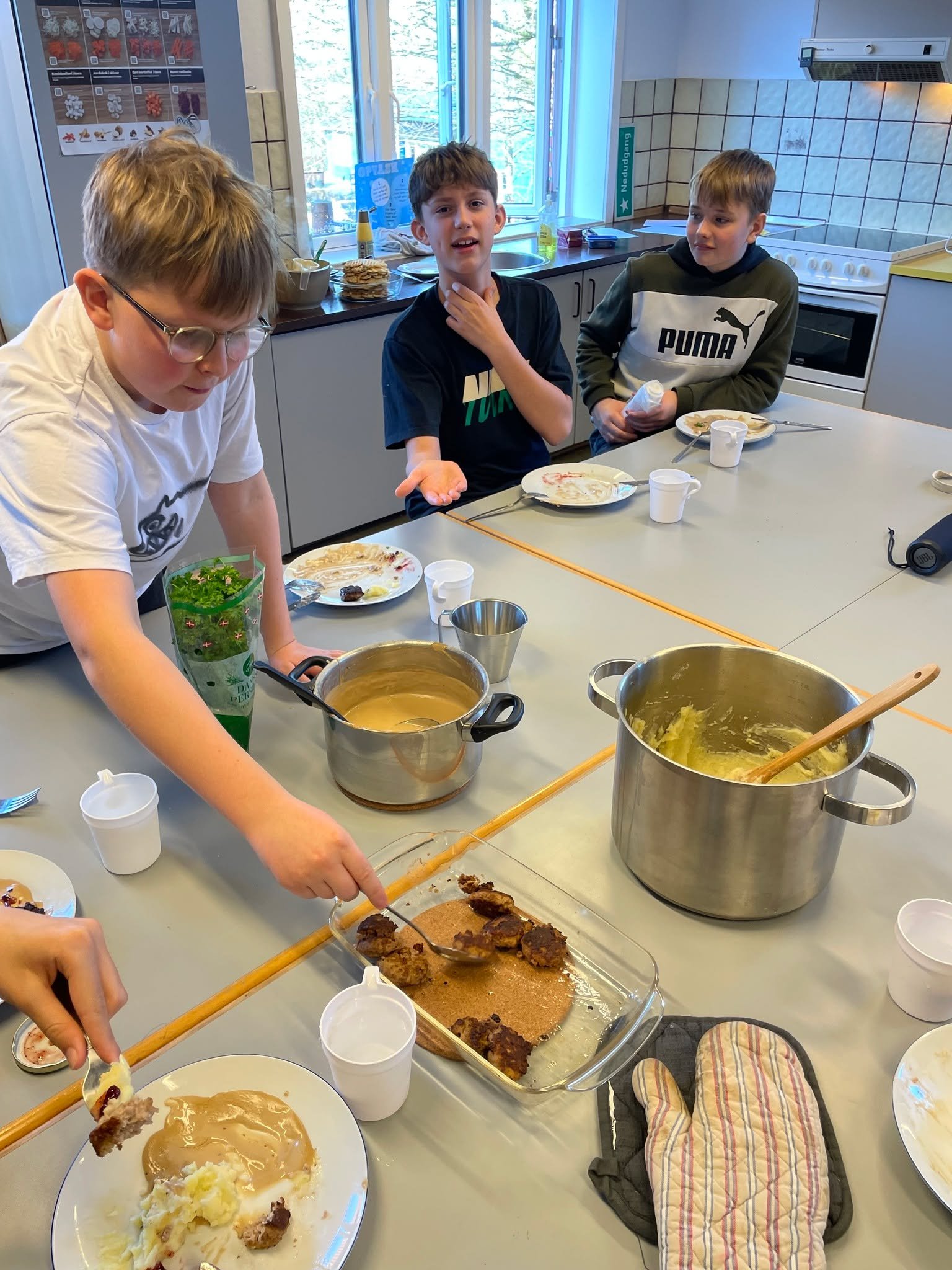 🇸🇪🇳🇴 Nabosprog i k&oslash;kkenet i 6. klasse 🍽️

I sidste uge var 6. klasse i k&oslash;kkenet. I danskundervisningen arbejder vi i &oslash;jeblikket med nabosprog, og derfor blev undervisningen kombineret med lidt nordisk madkultur.

Menuen stod