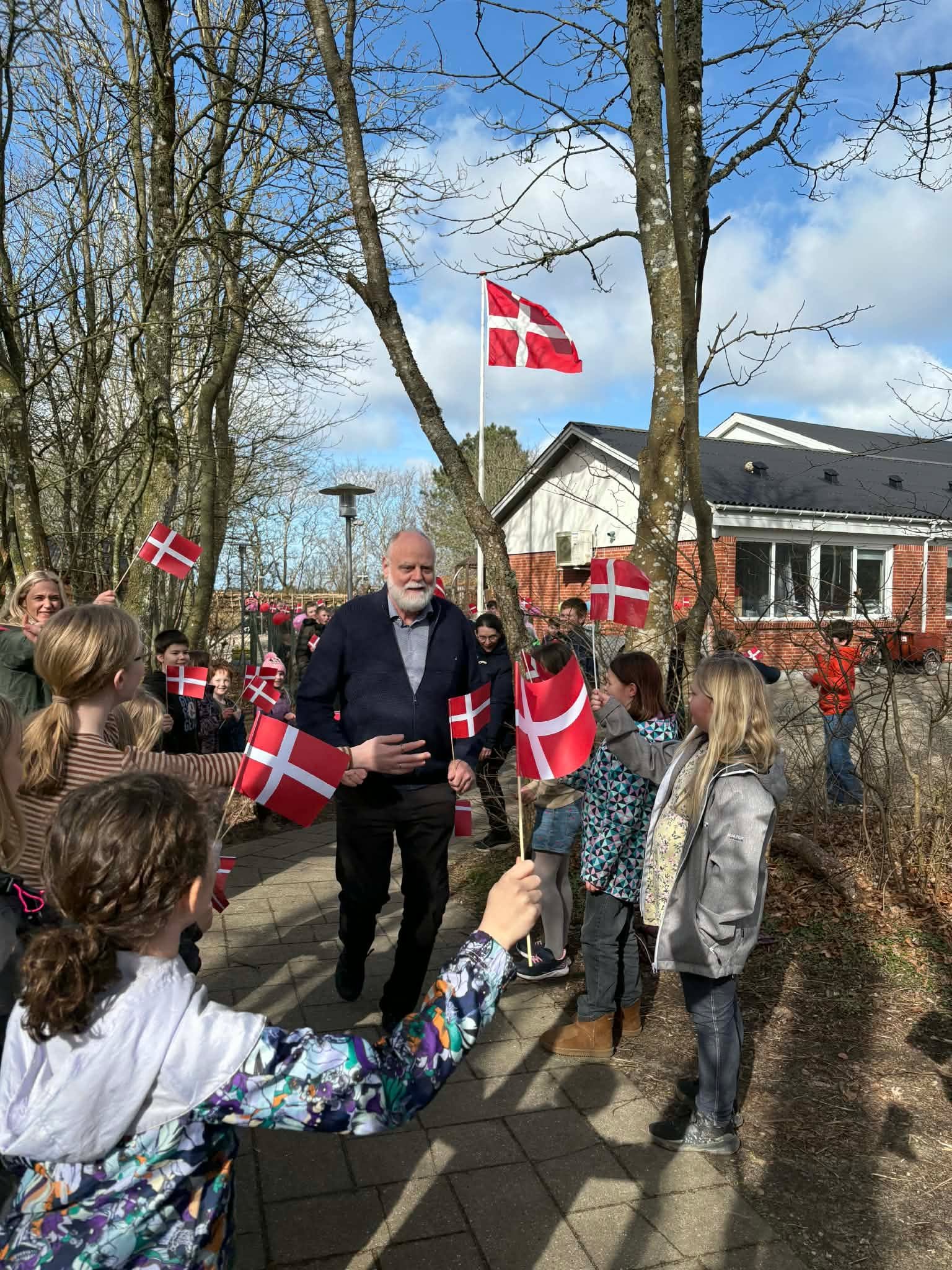 Spark-ud-fest for f&oslash;rskoleb&oslash;rnene 🎒🎉

I dag var en k&aelig;mpestor dag for vores f&oslash;rskoleb&oslash;rn 😍

Det var nemlig dagen, hvor vi holdt spark-ud-fest. B&oslash;rnehave- og vuggestueb&oslash;rnene havde hejst flaget i for&a