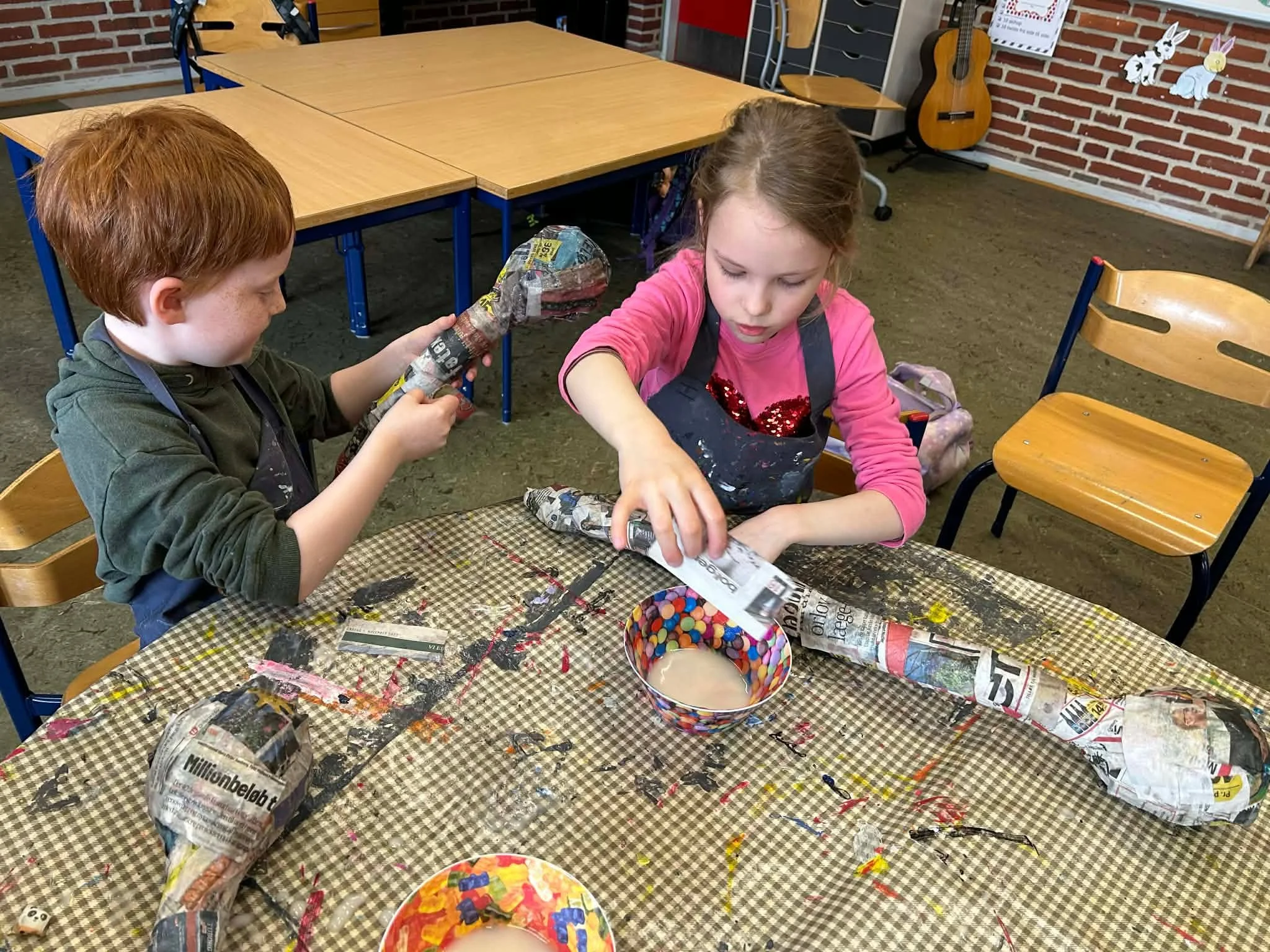 Vi forts&aelig;tter i det kreative hj&oslash;rne i 0. klasse 🎨🦊

I denne tid arbejder vi med papmache-dyr ✂️🖌️

Vi har l&aelig;st historien om Rikki-Tikki-Tavi &ndash; det modige desmerdyr, der beskytter sin menneskefamilie mod de farlige slanger 