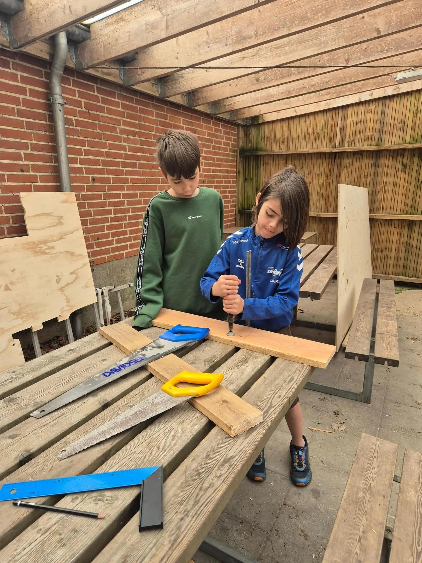 🔨🐦 Fuglekasser og for&aring;r i luften 🌱☀️

I 3. klasse er vi g&aring;et i gang med at bygge redekasser til fuglene &ndash; og det gode for&aring;rsvejr g&oslash;r det kun endnu bedre at v&aelig;re ude og arbejde med h&aelig;nderne 🌿

Vi har haft