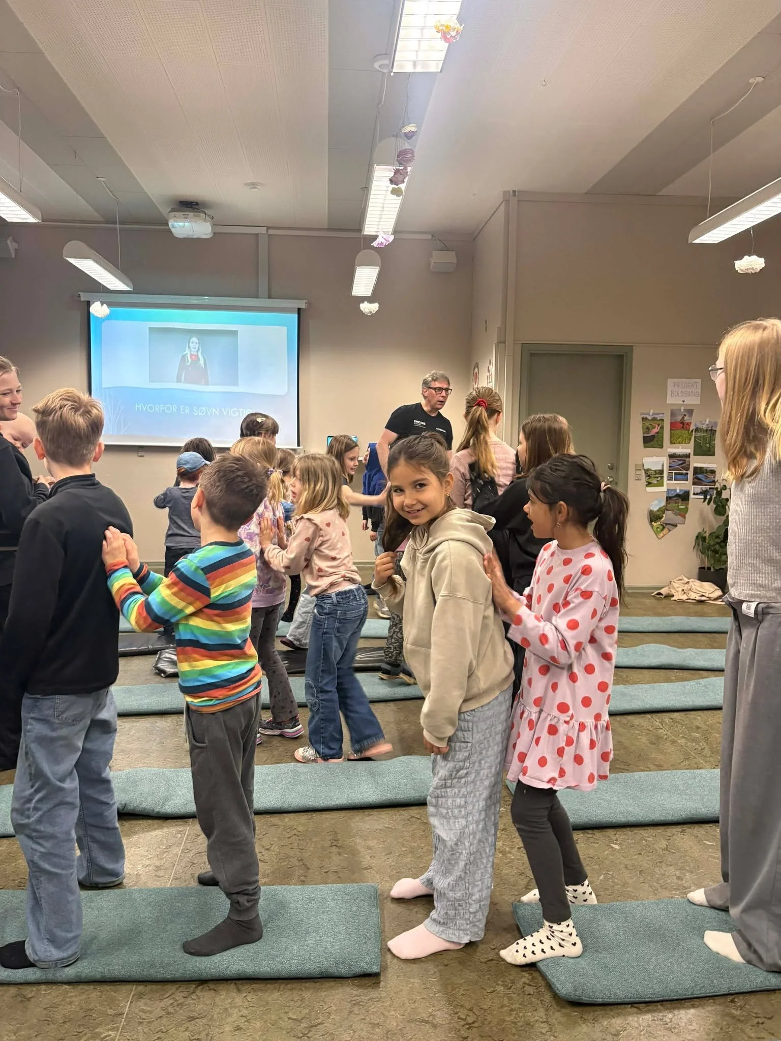 Hvem stod klar i samlingssalen i morges? 💚 

Og tog en fort&aelig;lletime med de sm&aring; klasser &ndash; og fik snakket med b&oslash;rnene om bev&aelig;gelse, kost og s&oslash;vn?

Hvem satte gang i kroppen med &oslash;velser, grin og lidt ekstra 