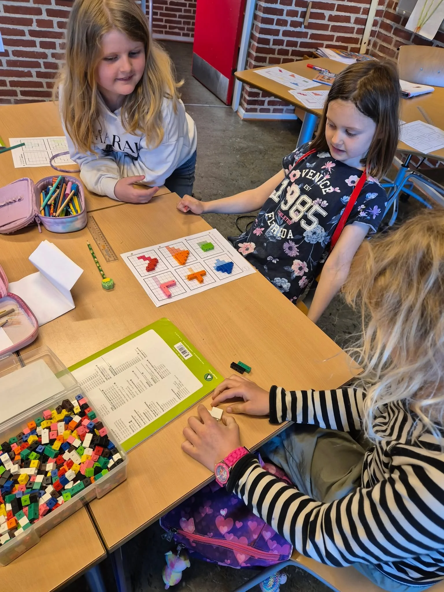 🔷 Spejlinger og symmetri i 1. klasse 🔷

I sidste uge har 1. klasse arbejdet med spejlinger og symmetri i matematik.

Vi har bygget m&oslash;nstre med centicubes, spejlet hinandens tegninger p&aring; papir og arbejdet videre ude i skoleg&aring;rden 