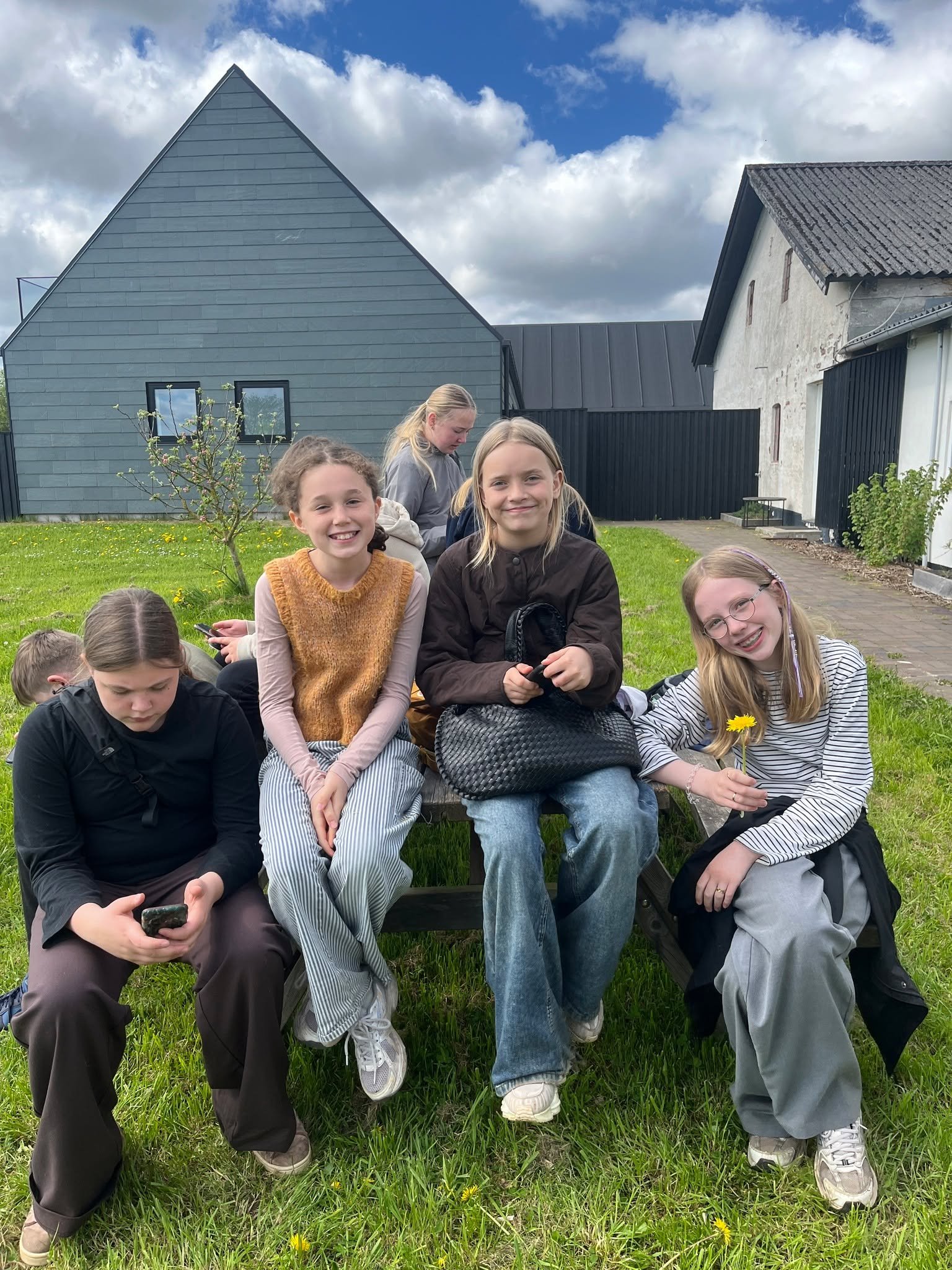 N&aring;r for&aelig;ldrene overtager undervisningen 🌿🐄🧀

I dag var 4., 5. og 7. klasse p&aring; g&aring;ben ned til Kjelst Enge for at bes&oslash;ge Martin og Lone p&aring; Enghavegaard Osteri.

Her h&oslash;rte eleverne om, hvordan man laver r&os