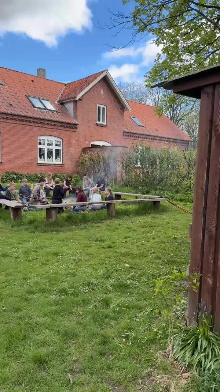 Er for&aelig;ldreinvolvering i en friskole til overs?
I sandhed nej. Tv&aelig;rtimod. ❤️

Der opst&aring;r noget s&aelig;rligt, n&aring;r for&aelig;ldre engagerer sig i livet i frib&oslash;rnebyen. 🌱 N&aring;r vi tr&aelig;der ind i b&oslash;rnenes h