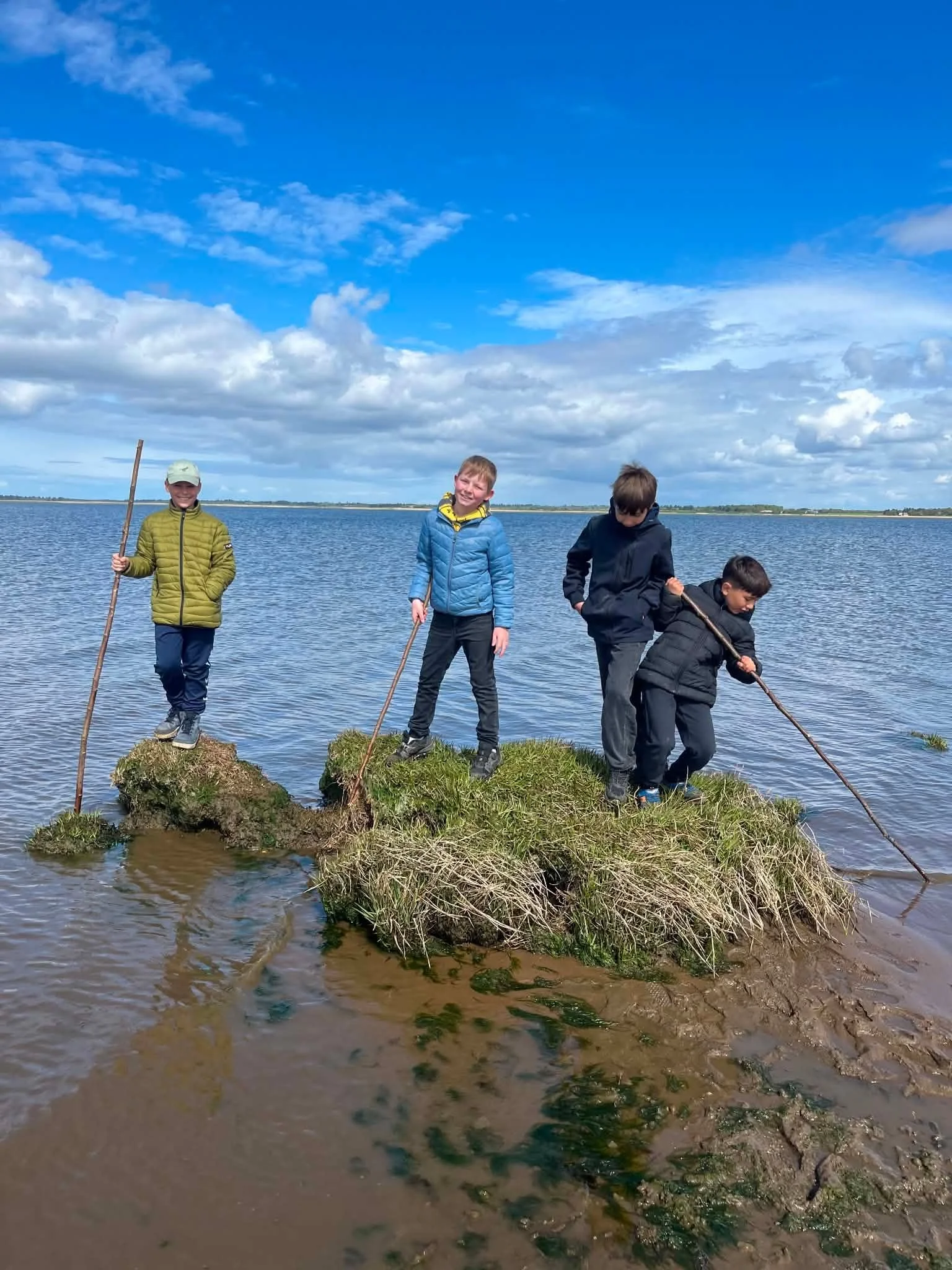 🌊🦀 0.-5. klasse har skudt lejrturen i gang med en sk&oslash;n dag ved Myrthueg&aring;rd ☀️

De har l&aelig;rt en masse om Vadehavet 🌾 og dyrelivet her 🐚🦐 &ndash; og f&aring;et brugt alle sanser ude i vaden 👣😊

Man har en plan, til man f&aring;
