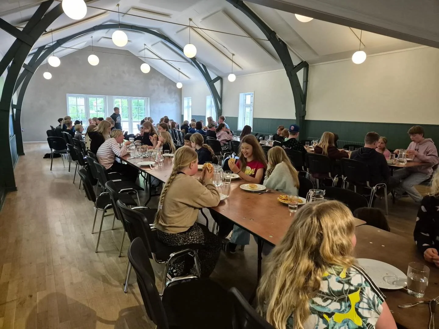 Forsamlingshuset summede af liv da friskoleb&oslash;rnene indtog salen og spiste store m&aelig;ngder kyllingeburger og pommes! Store oplevelser giver stor appetit ☺️ Tak til Nina og Sabine for indk&oslash;b, bordd&aelig;kning, madlavning og oprydning