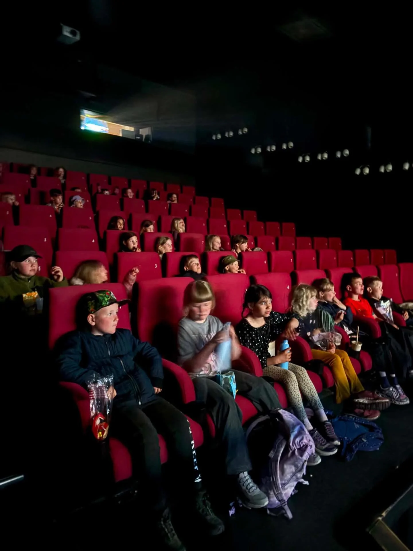 🥐🎉 Morgenmad og f&oslash;dselsdagsfejring af Noah fra 5. klasse i forsamlingshuset 🇩🇰

0.-3. klasse er kommet godt til Varde, hvor snollerpengene hurtigt fik ben at g&aring; p&aring; i biografen 🍿😄 Lige nu sidder de klar til at se den nye Super