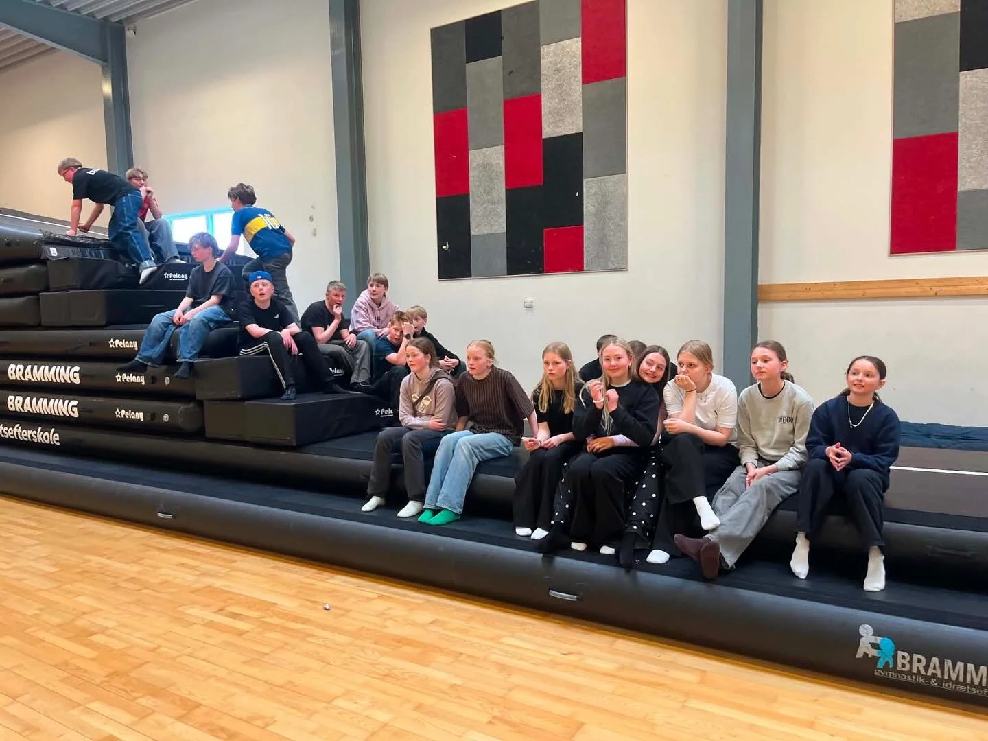 🌞 I dag tog 6.-8. klasse toget til Bramming og bes&oslash;gte Bramming Efterskole 🚆

Her fik eleverne et sp&aelig;ndende indblik i, hvad livet som efterskoleelev kan byde p&aring; 🤩 Der er blevet sprunget, spillet, hoppet og brugt en masse kr&aeli
