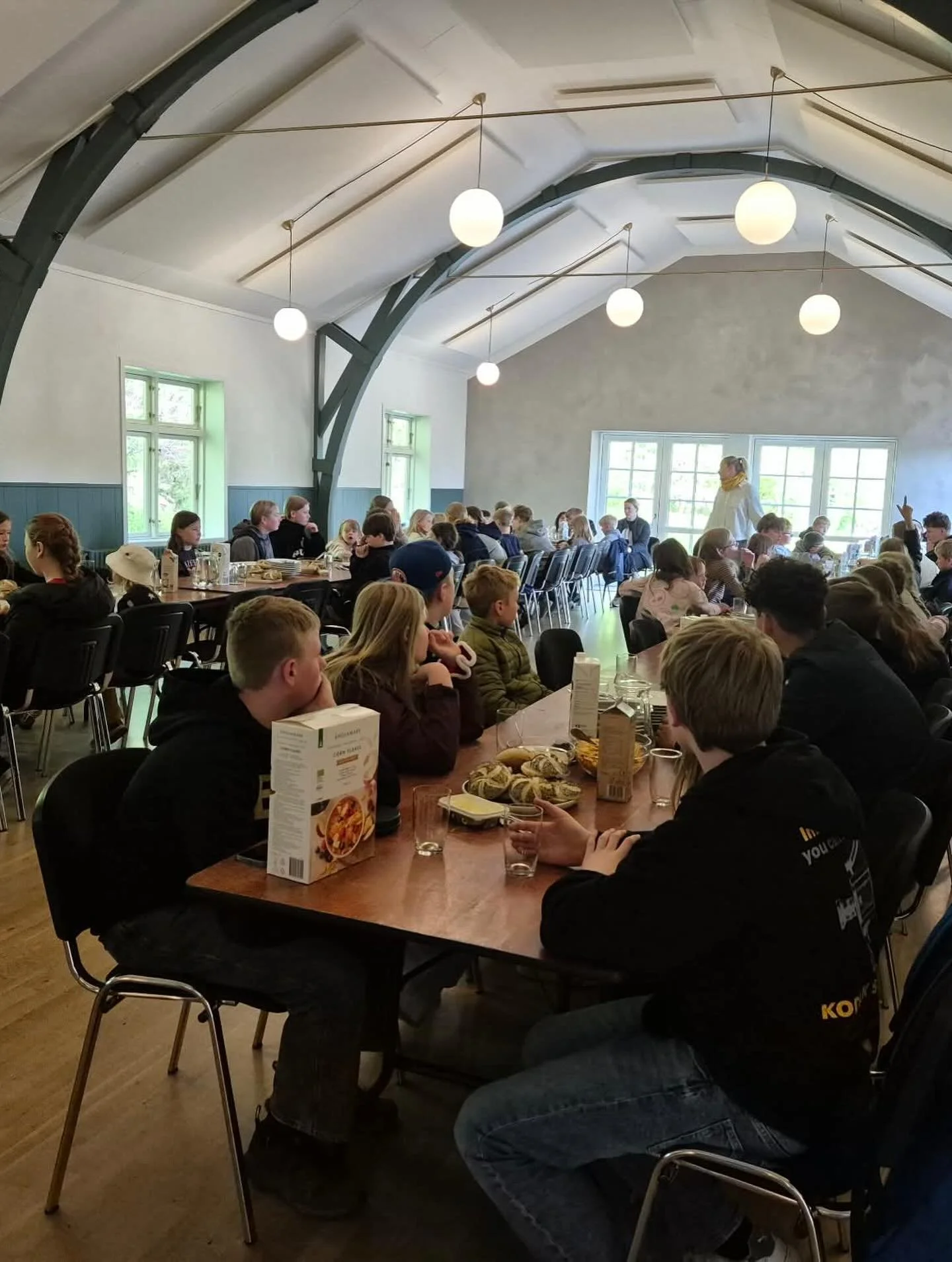 🤝 Store-lille-makker ❤️

N&aring;r vi tager p&aring; lejrtur, arbejder vi med konceptet store-lille-makker. Her f&aring;r alle de yngste elever tildelt en &aelig;ldre elev, som hj&aelig;lper dem trygt igennem dagene 🏕️

Store-makker hj&aelig;lper b
