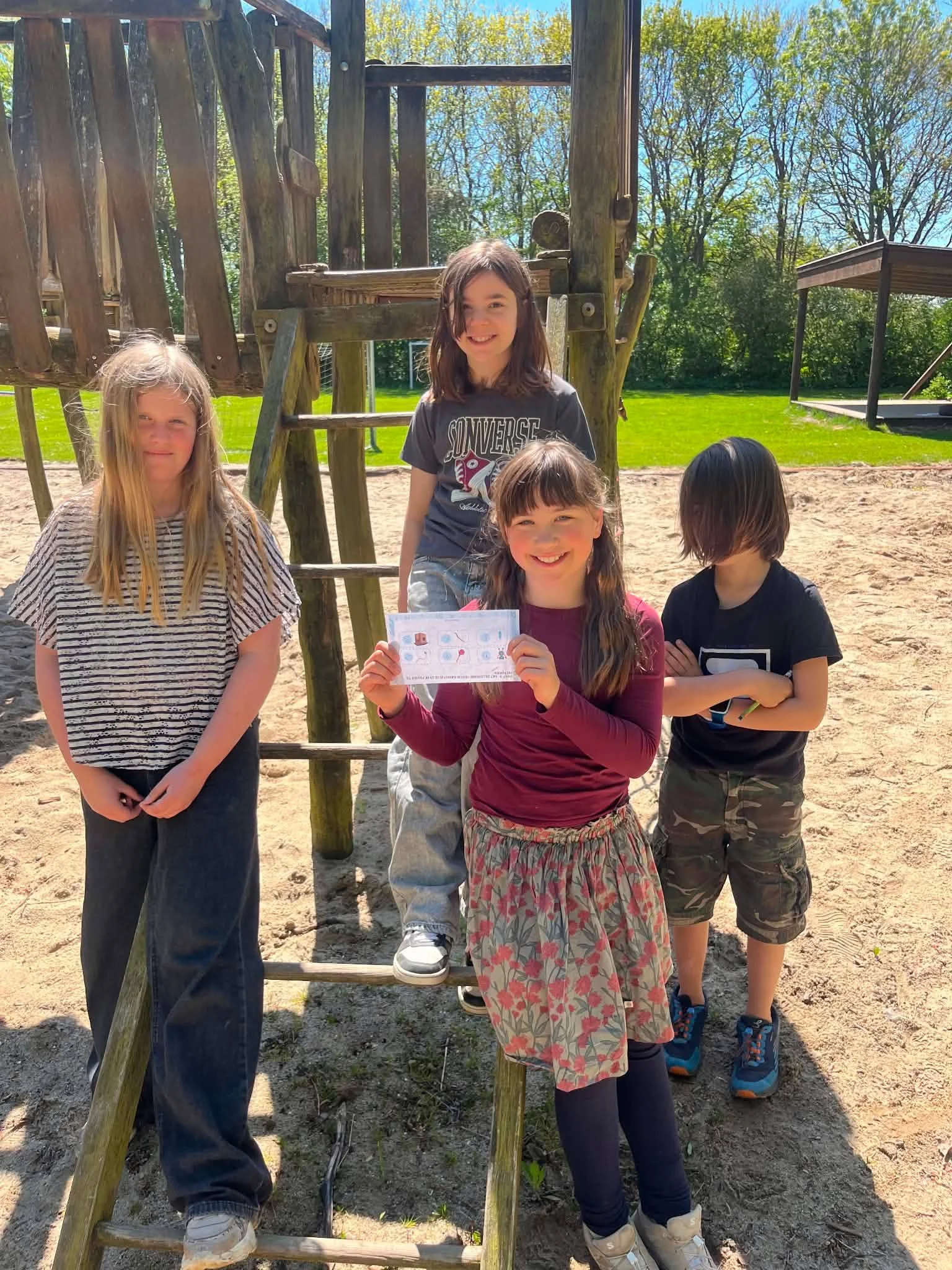 ☀️ Skak med 7.-8. klasse i solen i matematik.
📚 Danskpostel&oslash;b med 2.-3. klasse rundt i det gode vejr.

At rykke undervisningen udenfor og f&aring; majsolen i ansigtet kan alts&aring; noget ganske s&aelig;rligt 🌿💛