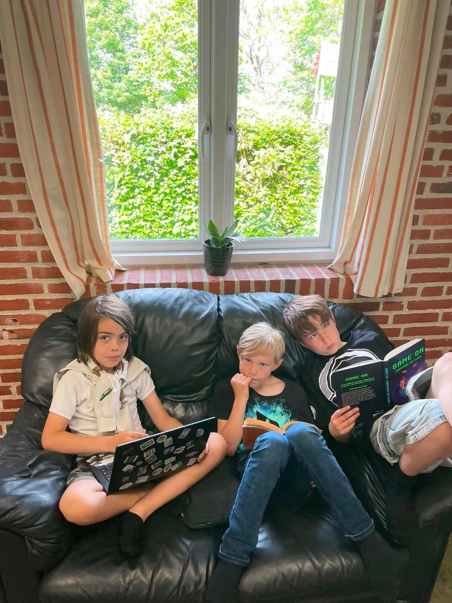 Der bliver l&aelig;st mange b&oslash;ger i 2.-3. klasse i bibliotekstimen 📚✨

Hver gang en bog er l&aelig;st f&aelig;rdig, tegner og klipper eleverne den ud i papir og h&aelig;nger den op p&aring; vores f&aelig;lles &ldquo;boghylde&rdquo;. Boghylden