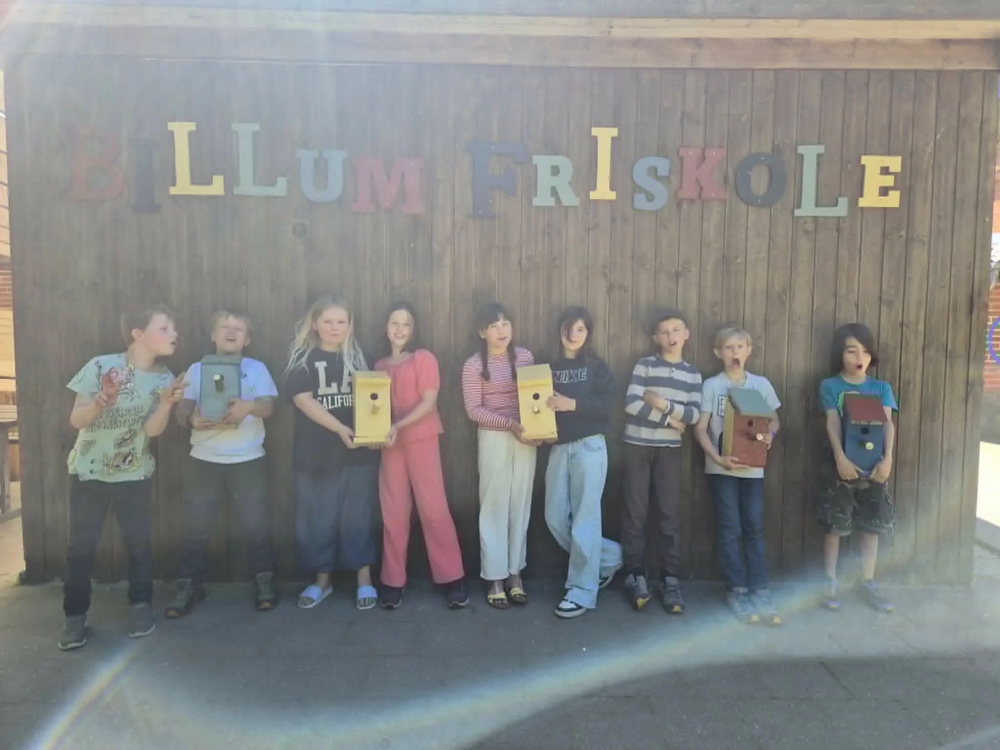 🐦🔨 I 3. klasse er vi blevet f&aelig;rdige med vores redekasser til sm&aring;fuglene 🤩

B&oslash;rnene har arbejdet virkelig godt hele vejen igennem. Nu h&aelig;nger de fine redekasser rundt omkring p&aring; skolen, og vi h&aring;ber, de snart f&ar