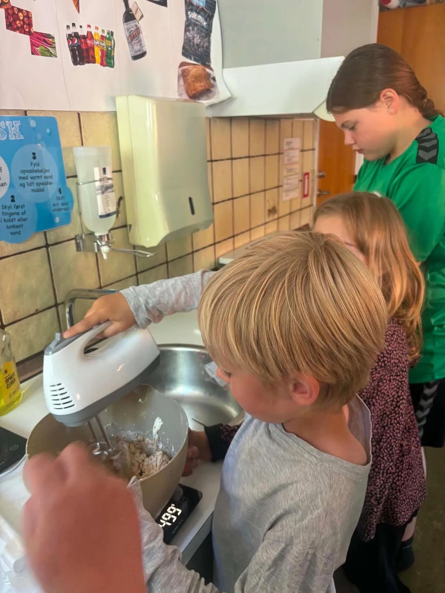 🍪✨ Der var ekstra liv og glade dage i skolek&oslash;kkenet forleden, da 0. klasse var med som sm&aring; hj&aelig;lpere hos 5. klasse i madkundskab.

Der blev r&oslash;rt, m&aring;lt, trillet og smagt til med stor koncentration og endnu st&oslash;rre