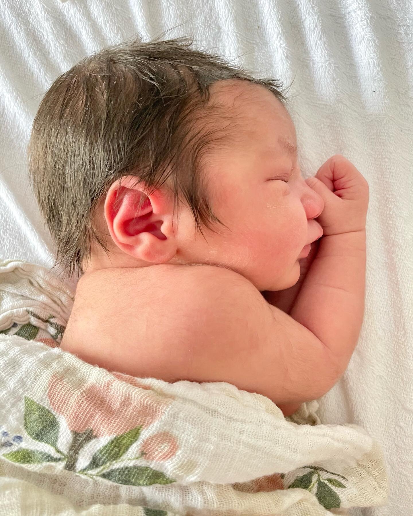 Welcome to the world Noa Lee Bateman! These pictures were taken during her first hours with us on May 3&mdash;she was born at home in a birth pool, ushered in by my loving husband, midwife and doula, and photos of all those who have supported me and 